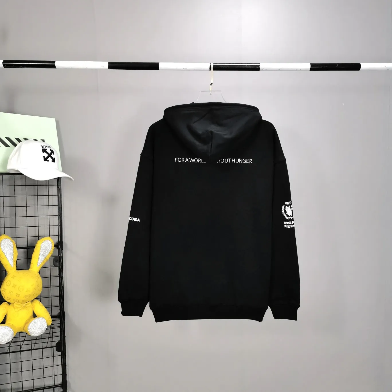 Top quality Balenciaga Balenciaga 22SS new WFP World Food Agency male and female couple celebrity autumn and winter pure cotton hooded sweatshirt. The fabric is made of 480 grams of pure cotton terry material. It does not pill and feels very good. It has been printed and dressed up dozens of times in order to achieve a 1:1 effect. All imported slurries are used. Proportional foaming powder is added to the slurry to foam at high temperatures. The printing convex effect is very good, and the powder does not fall off or break. The front and rear panels are washable and environmentally friendly. The entire printing process takes a long time. The hem and cuffs are all customized threads. There is no error in dyeing in the same vat. The workmanship is perfect. The accessories are all customized. This year’s market hot trend has many Internet celebrities. The top is very trendy. The same style for men and women. OverSzie version. Color: Black White Size: XS-L P:450
