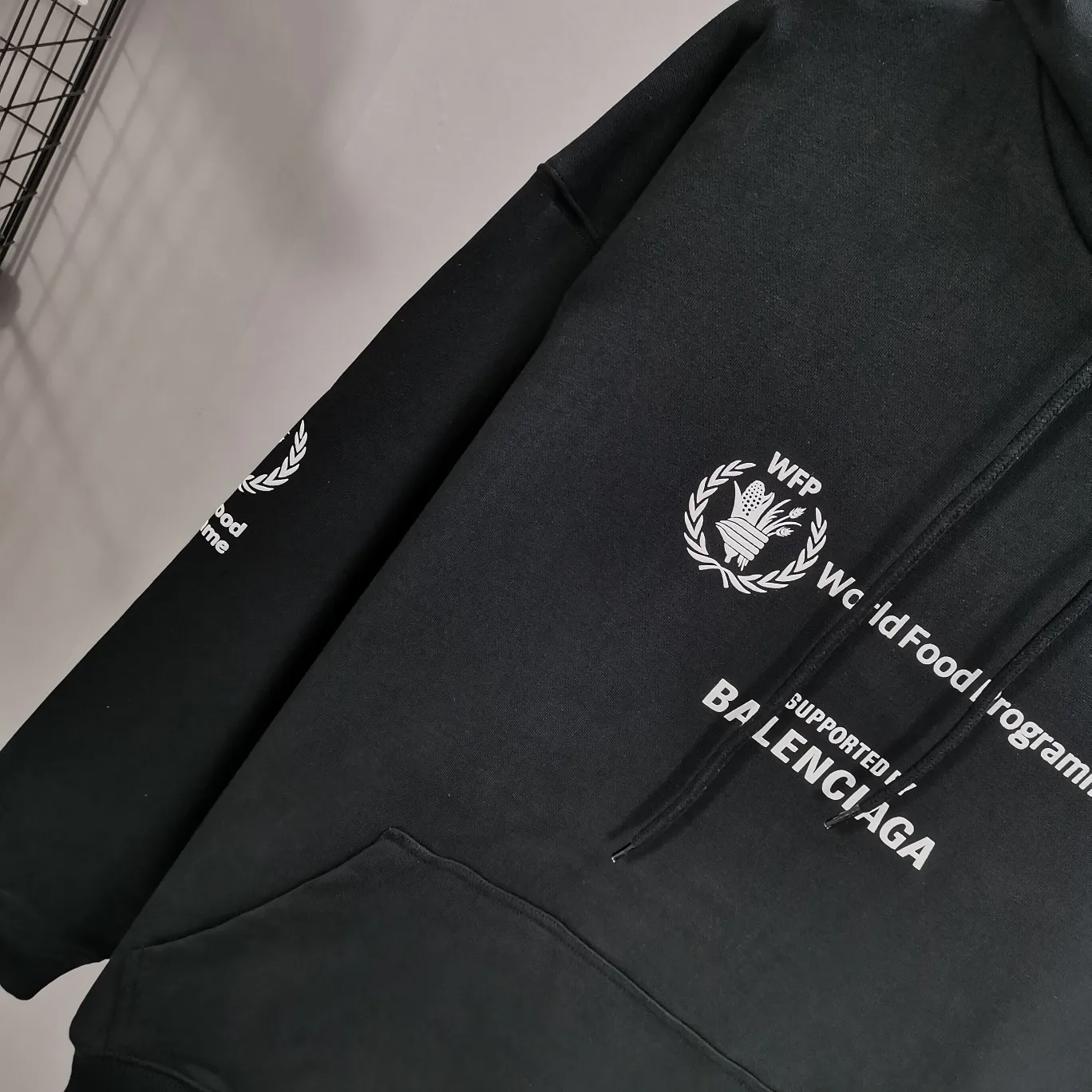 Top quality Balenciaga Balenciaga 22SS new WFP World Food Agency male and female couple celebrity autumn and winter pure cotton hooded sweatshirt. The fabric is made of 480 grams of pure cotton terry material. It does not pill and feels very good. It has been printed and dressed up dozens of times in order to achieve a 1:1 effect. All imported slurries are used. Proportional foaming powder is added to the slurry to foam at high temperatures. The printing convex effect is very good, and the powder does not fall off or break. The front and rear panels are washable and environmentally friendly. The entire printing process takes a long time. The hem and cuffs are all customized threads. There is no error in dyeing in the same vat. The workmanship is perfect. The accessories are all customized. This year’s market hot trend has many Internet celebrities. The top is very trendy. The same style for men and women. OverSzie version. Color: Black White Size: XS-L P:450