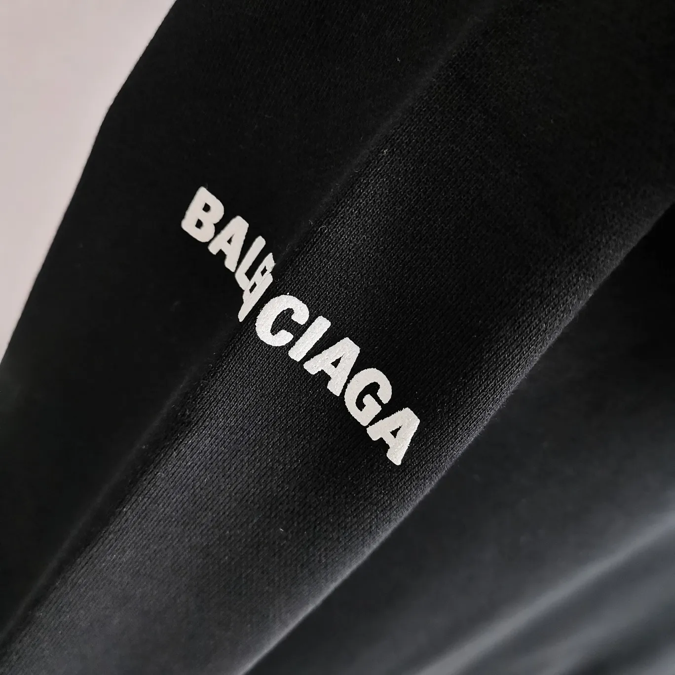 Top quality Balenciaga Balenciaga 22SS new WFP World Food Agency male and female couple celebrity autumn and winter pure cotton hooded sweatshirt. The fabric is made of 480 grams of pure cotton terry material. It does not pill and feels very good. It has been printed and dressed up dozens of times in order to achieve a 1:1 effect. All imported slurries are used. Proportional foaming powder is added to the slurry to foam at high temperatures. The printing convex effect is very good, and the powder does not fall off or break. The front and rear panels are washable and environmentally friendly. The entire printing process takes a long time. The hem and cuffs are all customized threads. There is no error in dyeing in the same vat. The workmanship is perfect. The accessories are all customized. This year’s market hot trend has many Internet celebrities. The top is very trendy. The same style for men and women. OverSzie version. Color: Black White Size: XS-L P:450