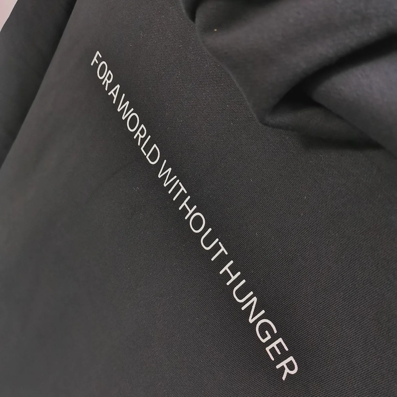 Top quality Balenciaga Balenciaga 22SS new WFP World Food Agency male and female couple celebrity autumn and winter pure cotton hooded sweatshirt. The fabric is made of 480 grams of pure cotton terry material. It does not pill and feels very good. It has been printed and dressed up dozens of times in order to achieve a 1:1 effect. All imported slurries are used. Proportional foaming powder is added to the slurry to foam at high temperatures. The printing convex effect is very good, and the powder does not fall off or break. The front and rear panels are washable and environmentally friendly. The entire printing process takes a long time. The hem and cuffs are all customized threads. There is no error in dyeing in the same vat. The workmanship is perfect. The accessories are all customized. This year’s market hot trend has many Internet celebrities. The top is very trendy. The same style for men and women. OverSzie version. Color: Black White Size: XS-L P:450