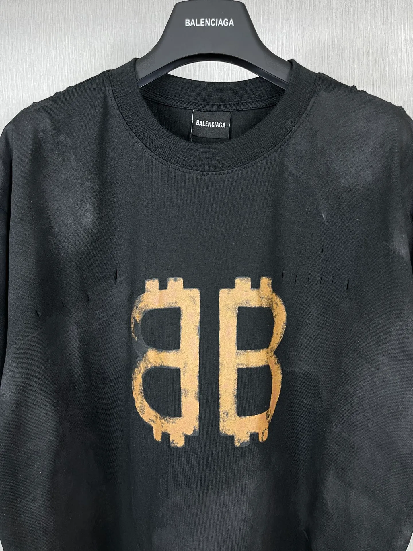 🅿️200 real photos [Top version. Official website quality] BALENCI*GA/Paris. 2023 latest mud hand-painted worn distressed short-sleeved T-shirt. Brick cabinet synchronization. ⚠️Difference in market currency. YB development. Color system is black and blue. Worn. Hand-painted consistent with ZP,‼ ️The fabric is made of Paris ZP custom-woven and dyed 100% double yarn compact cotton. The weight is 260 grams. The cloth surface is clean. The cloth pattern is clear, soft and comfortable. The threads are dyed with no color difference. Ready-made garments are hand-painted, worn, and distressed, with heavy craftsmanship. Comparisons welcome. The version adopts OS loose shoulder design. Same style for men and women. Code: BL223202 Color: black blue, off-white, smoky gray, royal blue. Size: XS to L