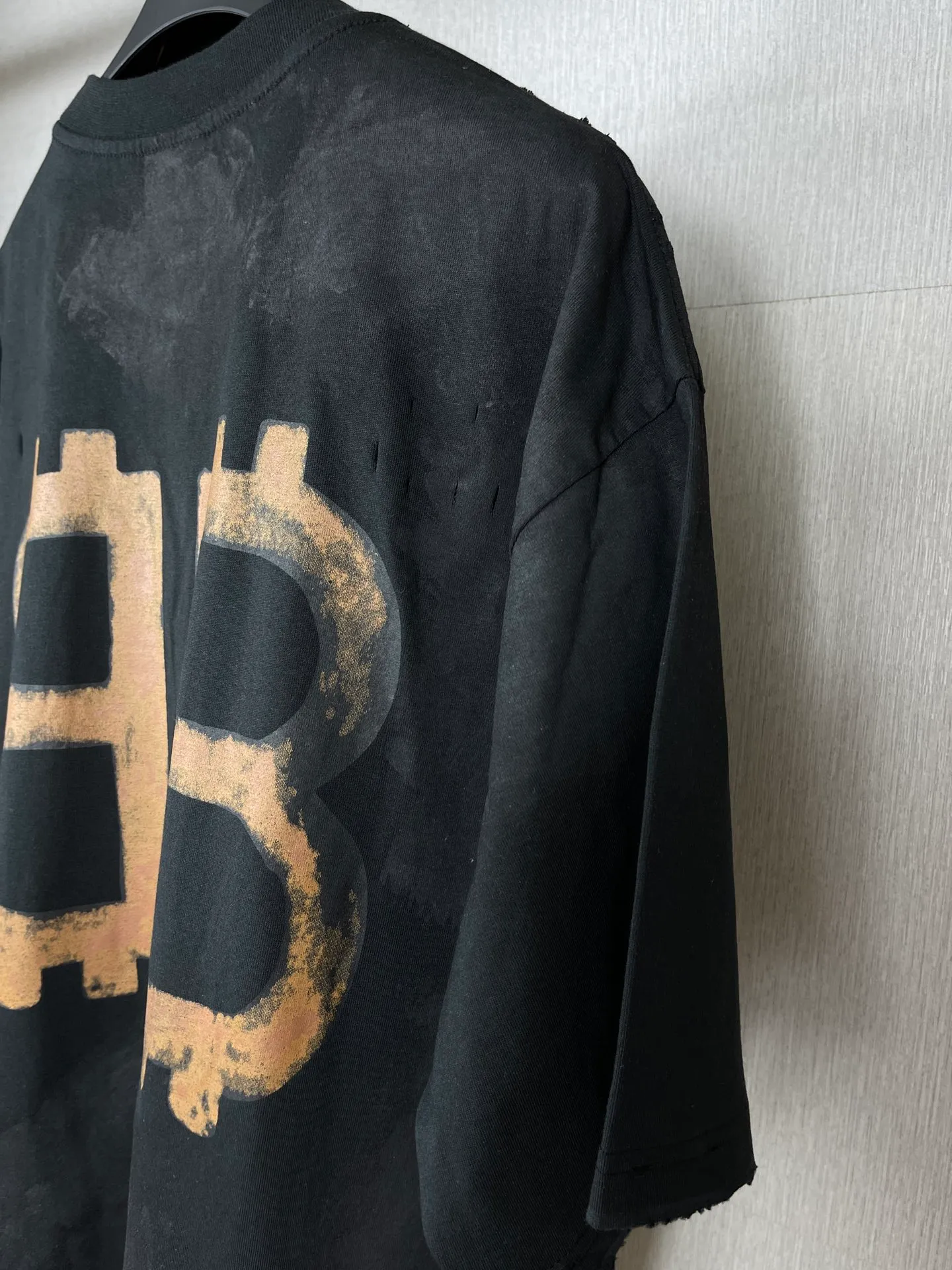🅿️200 real photos [Top version. Official website quality] BALENCI*GA/Paris. 2023 latest mud hand-painted worn distressed short-sleeved T-shirt. Brick cabinet synchronization. ⚠️Difference in market currency. YB development. Color system is black and blue. Worn. Hand-painted consistent with ZP,‼ ️The fabric is made of Paris ZP custom-woven and dyed 100% double yarn compact cotton. The weight is 260 grams. The cloth surface is clean. The cloth pattern is clear, soft and comfortable. The threads are dyed with no color difference. Ready-made garments are hand-painted, worn, and distressed, with heavy craftsmanship. Comparisons welcome. The version adopts OS loose shoulder design. Same style for men and women. Code: BL223202 Color: black blue, off-white, smoky gray, royal blue. Size: XS to L