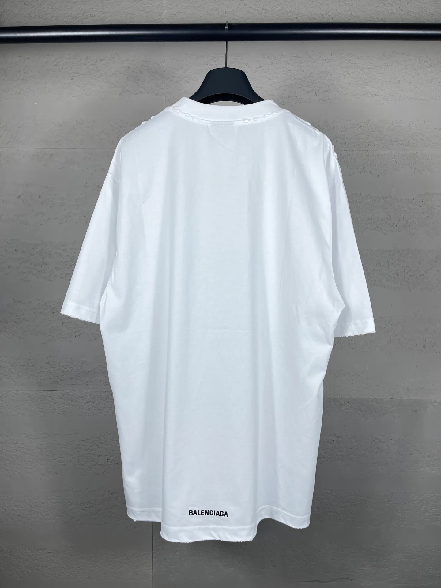 🅿️170 real photos [Top version. Official website quality] BALENCI*GA/Paris BALENCI*GA#Valentine's Day. The latest Chinese Valentine's Day limited edition, love embroidered washed and distressed short-sleeved T-shirt brick cabinet synchronization. The fabric is made of Paris ZP custom-woven and dyed cotton double yarn. The weight is 260 grams. The cloth surface is clean. The cloth pattern is clear. Soft and comfortable. Good color fastness. Not easy to change color. The threads are woven and dyed with no color difference. The front and back embroidery is embroidered with an embroidery machine imported from Tajima. The effect is three-dimensional and the garment is distressed. The version adopts OS loose shoulder design. Same style for men and women. Code: BL233306 Color: black. White, red Size: XS to L