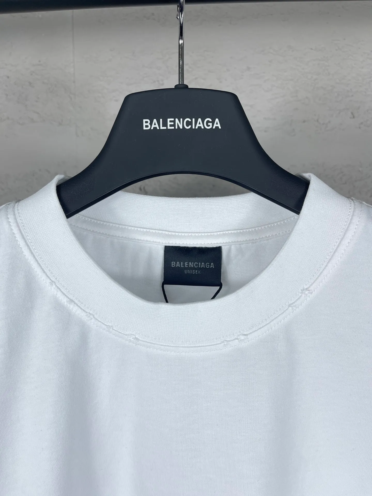 🅿️170 real photos [Top version. Official website quality] BALENCI*GA/Paris BALENCI*GA#Valentine's Day. The latest Chinese Valentine's Day limited edition, love embroidered washed and distressed short-sleeved T-shirt brick cabinet synchronization. The fabric is made of Paris ZP custom-woven and dyed cotton double yarn. The weight is 260 grams. The cloth surface is clean. The cloth pattern is clear. Soft and comfortable. Good color fastness. Not easy to change color. The threads are woven and dyed with no color difference. The front and back embroidery is embroidered with an embroidery machine imported from Tajima. The effect is three-dimensional and the garment is distressed. The version adopts OS loose shoulder design. Same style for men and women. Code: BL233306 Color: black. White, red Size: XS to L