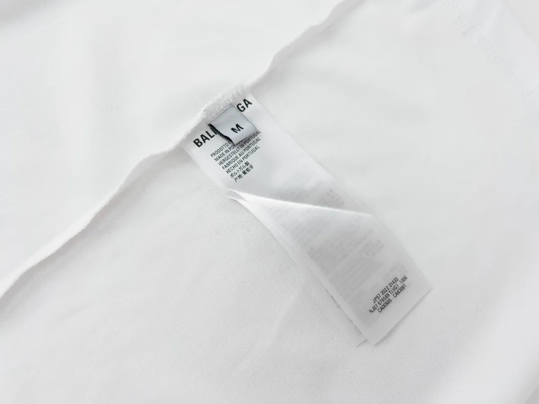 🅿️180 Detail Picture [Top version. Official website quality] BALENCI*GA/Paris BALENCI*GA#23SS Paris classic lock button back classic LOGO hot-drilled short-sleeved T-shirt. Brick cabinet synchronization. The fabric is made of Paris ZP custom-woven and dyed 100% cotton double yarn compact cotton. The weight is 260 grams. The cloth surface is clean. The cloth pattern is clear. Soft and comfortable. Good color fastness. Not easy to change color. The threads are woven and dyed with no color difference. The back hot drill uses imported drill, which has good gloss and is not easy to fall off. Restore brick cabinet. The version adopts OS loose shoulder style. Same style for men and women. Code: BL223200 Color: Black. White Size: XS to L