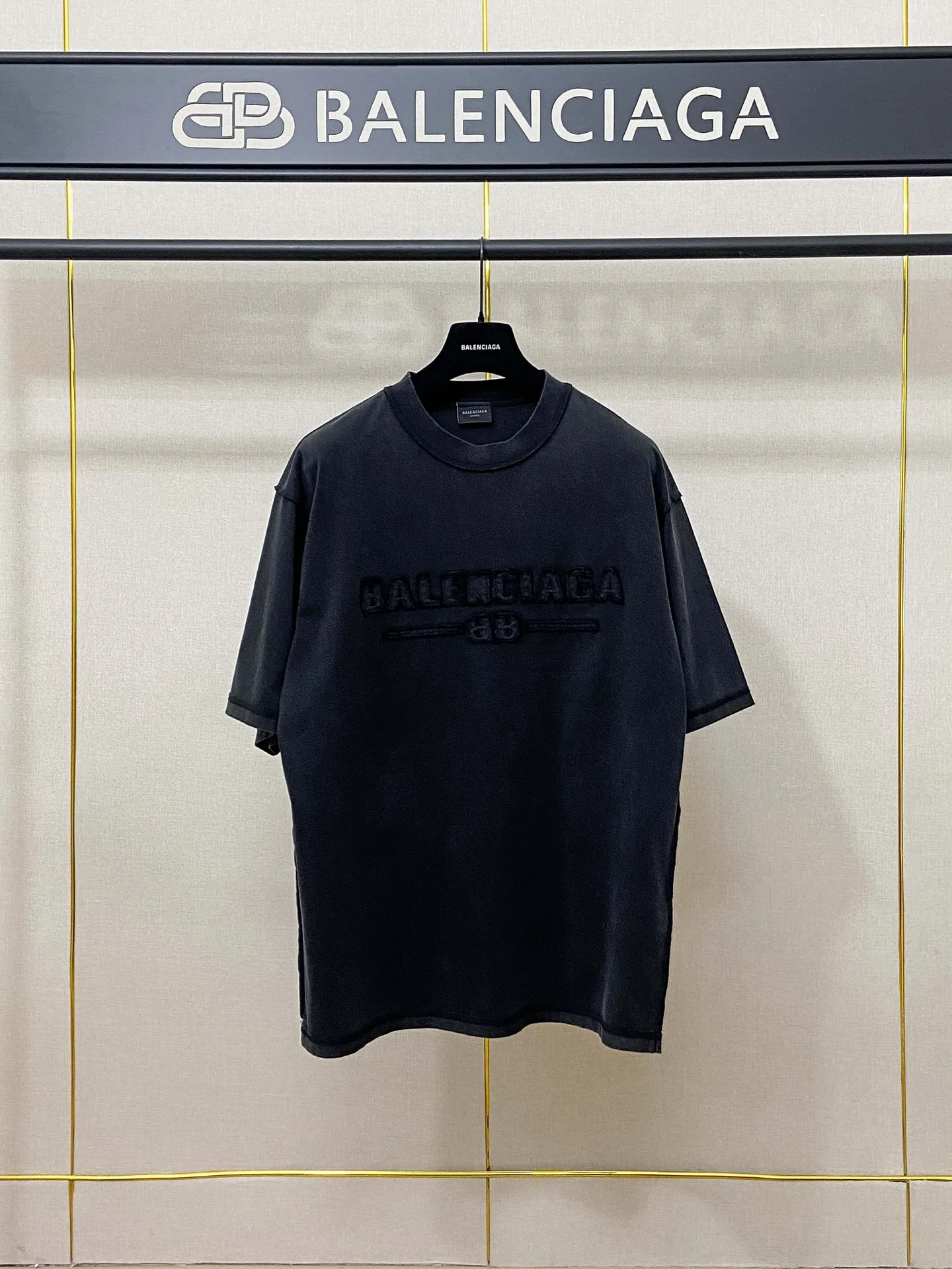 🅿️190 9181# Real shot top version [[BALENCIA*GA] official website quality Paris new letter LOGO chest patch embroidery short-sleeved T-shirt OS version loose dropped shoulders Unisex style Fabric: 260g 100% cotton double yarn Technology: front patch embroidery reverse stitching garment wash distressed shaping solid color Color: washed black, fog blue, green Size: XS S M L