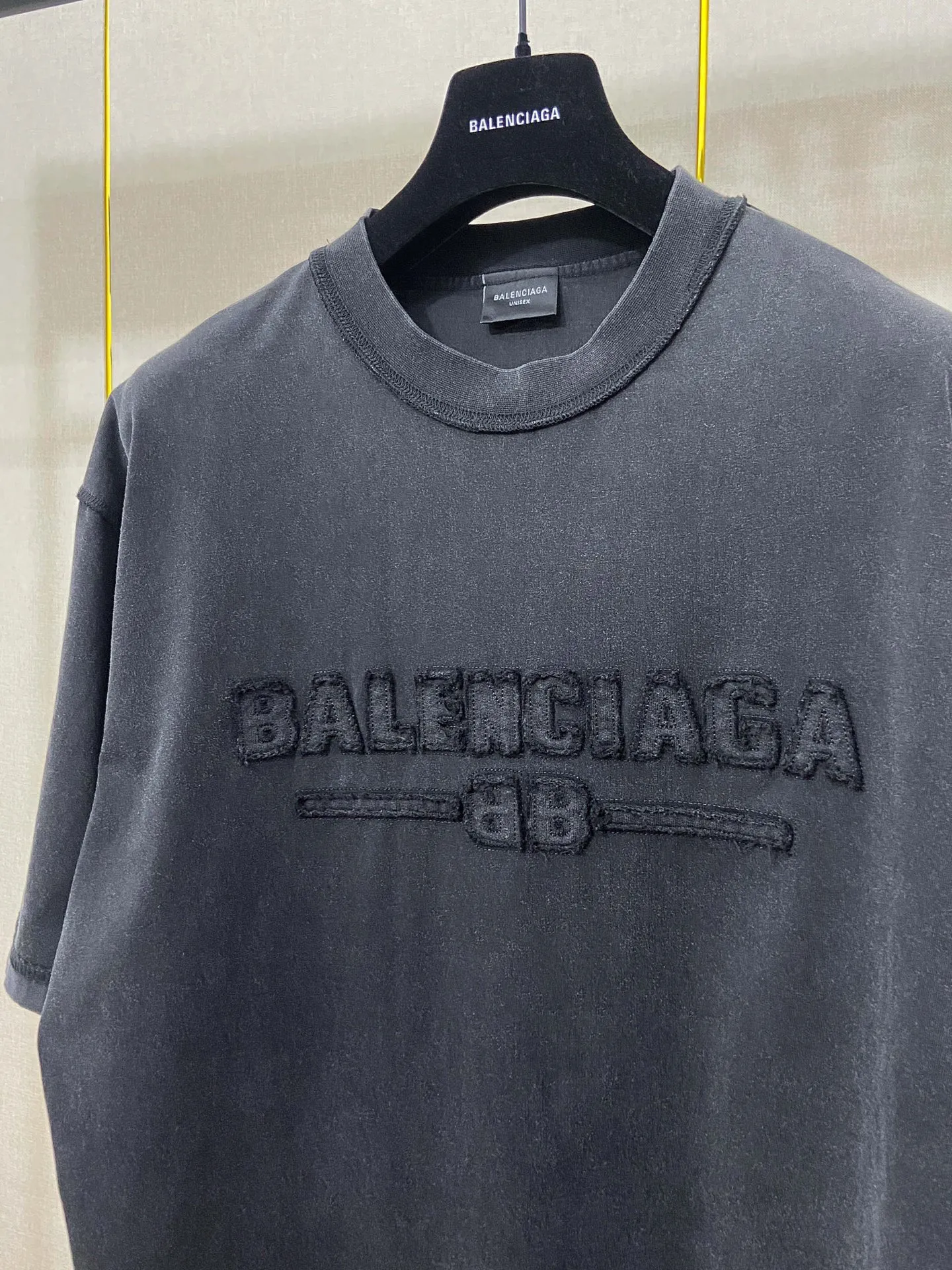 🅿️190 9181# Real shot top version [[BALENCIA*GA] official website quality Paris new letter LOGO chest patch embroidery short-sleeved T-shirt OS version loose dropped shoulders Unisex style Fabric: 260g 100% cotton double yarn Technology: front patch embroidery reverse stitching garment wash distressed shaping solid color Color: washed black, fog blue, green Size: XS S M L