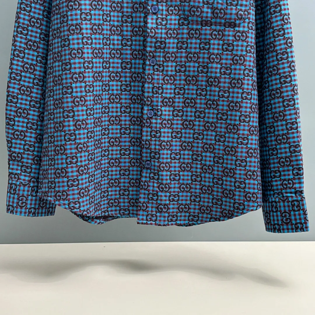 🅿️330 GUCCI/Gucci Early Autumn all-print burnt-on shirt Made of cotton-wool blended jacquard fabric, the pattern is three-dimensional, the texture is clear, the lines are smooth and natural, the loose fit is three-dimensional, the upper body is three-dimensional, the lines are smooth and natural, from the shoulder line to the waistline to the hem, the line transition is smooth, there are no unnecessary folds or accumulation, the whole body is neat and stretched, with custom GUCCI letter-engraved buttons, it shows a more refined style. Size: S M L XL