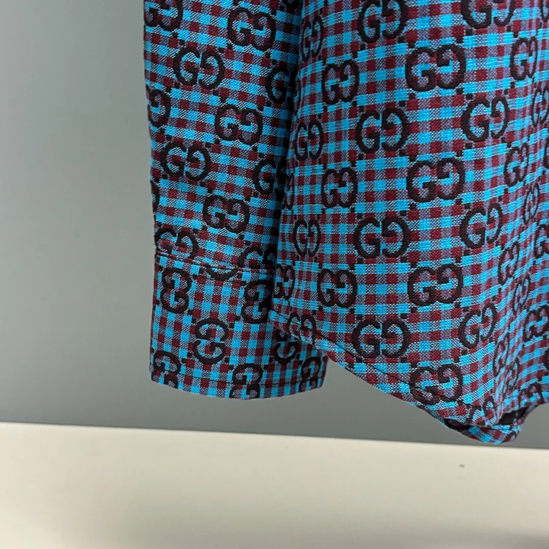 🅿️330 GUCCI/Gucci Early Autumn all-print burnt-on shirt Made of cotton-wool blended jacquard fabric, the pattern is three-dimensional, the texture is clear, the lines are smooth and natural, the loose fit is three-dimensional, the upper body is three-dimensional, the lines are smooth and natural, from the shoulder line to the waistline to the hem, the line transition is smooth, there are no unnecessary folds or accumulation, the whole body is neat and stretched, with custom GUCCI letter-engraved buttons, it shows a more refined style. Size: S M L XL