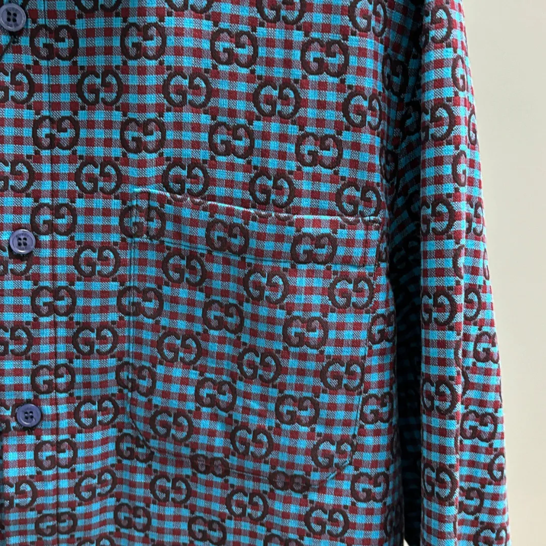 🅿️330 GUCCI/Gucci Early Autumn all-print burnt-on shirt Made of cotton-wool blended jacquard fabric, the pattern is three-dimensional, the texture is clear, the lines are smooth and natural, the loose fit is three-dimensional, the upper body is three-dimensional, the lines are smooth and natural, from the shoulder line to the waistline to the hem, the line transition is smooth, there are no unnecessary folds or accumulation, the whole body is neat and stretched, with custom GUCCI letter-engraved buttons, it shows a more refined style. Size: S M L XL