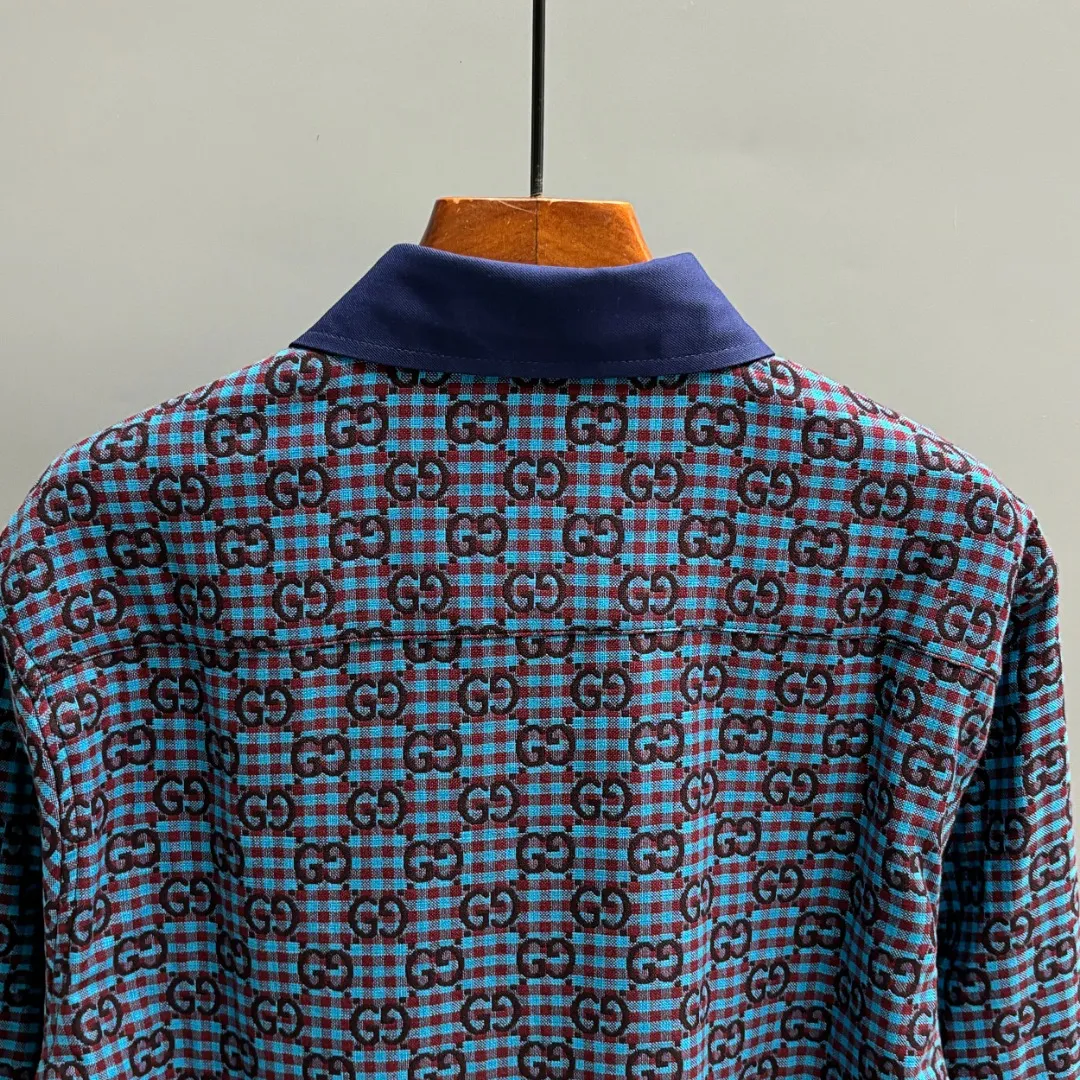 🅿️330 GUCCI/Gucci Early Autumn all-print burnt-on shirt Made of cotton-wool blended jacquard fabric, the pattern is three-dimensional, the texture is clear, the lines are smooth and natural, the loose fit is three-dimensional, the upper body is three-dimensional, the lines are smooth and natural, from the shoulder line to the waistline to the hem, the line transition is smooth, there are no unnecessary folds or accumulation, the whole body is neat and stretched, with custom GUCCI letter-engraved buttons, it shows a more refined style. Size: S M L XL