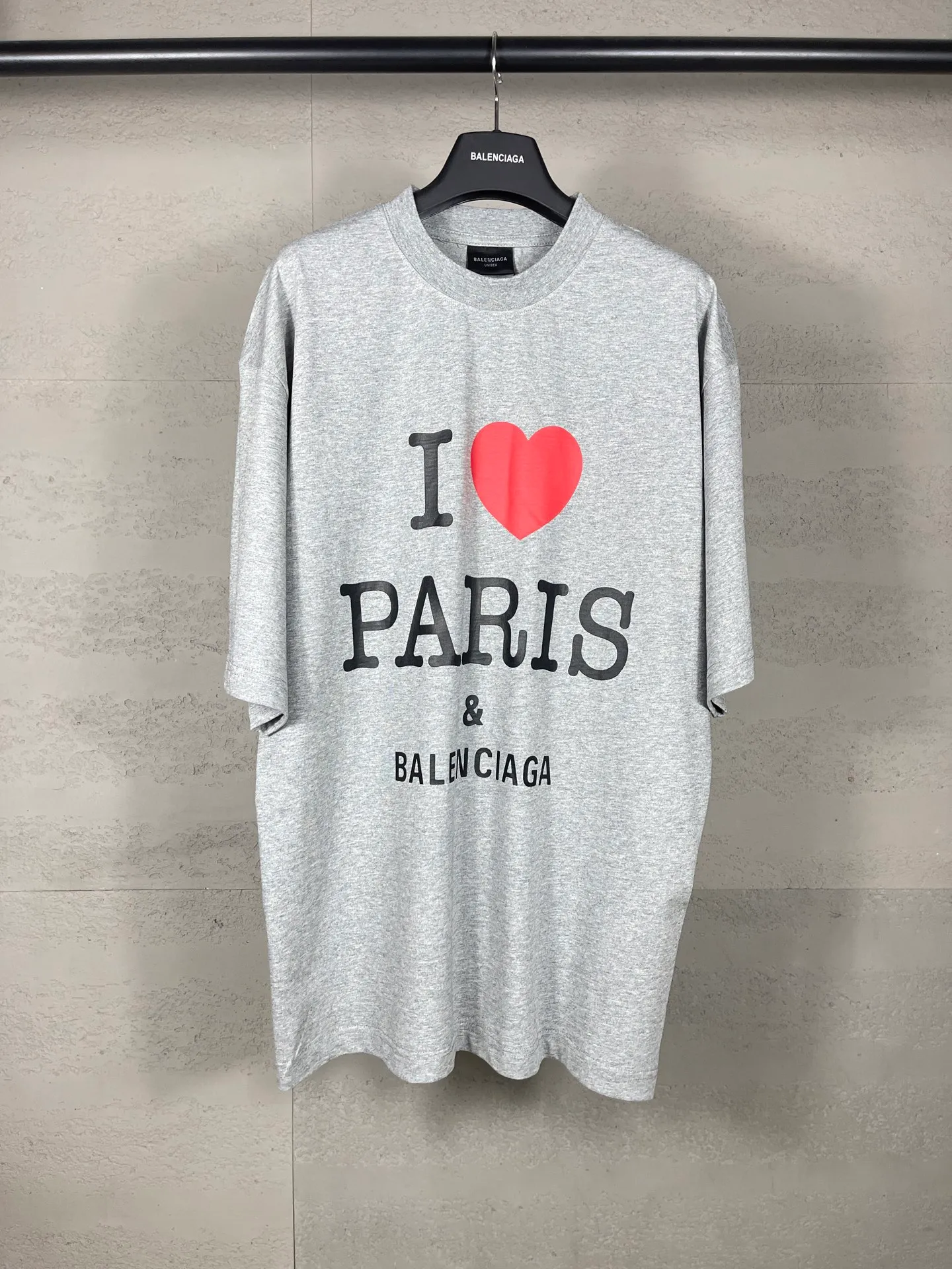 🅿️180 real photos [Top version. Official website quality] BALENCI*GA/Paris.SS24 latest model, front I Love Paris & Balenciaxx art printed short-sleeved T-shirt. Brick cabinet synchronization. Genuine product developed in the first time, happy to print and compare! The fabric is made of Paris ZP custom-woven and dyed cotton double yarn. Weighing 260 grams, the cloth surface is clean. The cloth pattern is clear, soft and comfortable. The threads are dyed with no color difference. The printing uses environmentally friendly imported materials. The letters are clear and the effect is three-dimensional. The version adopts OS loose shoulder design. Same style for men and women. Code: BL223395 Color: off-white, black, floral gray Size: XS S M L