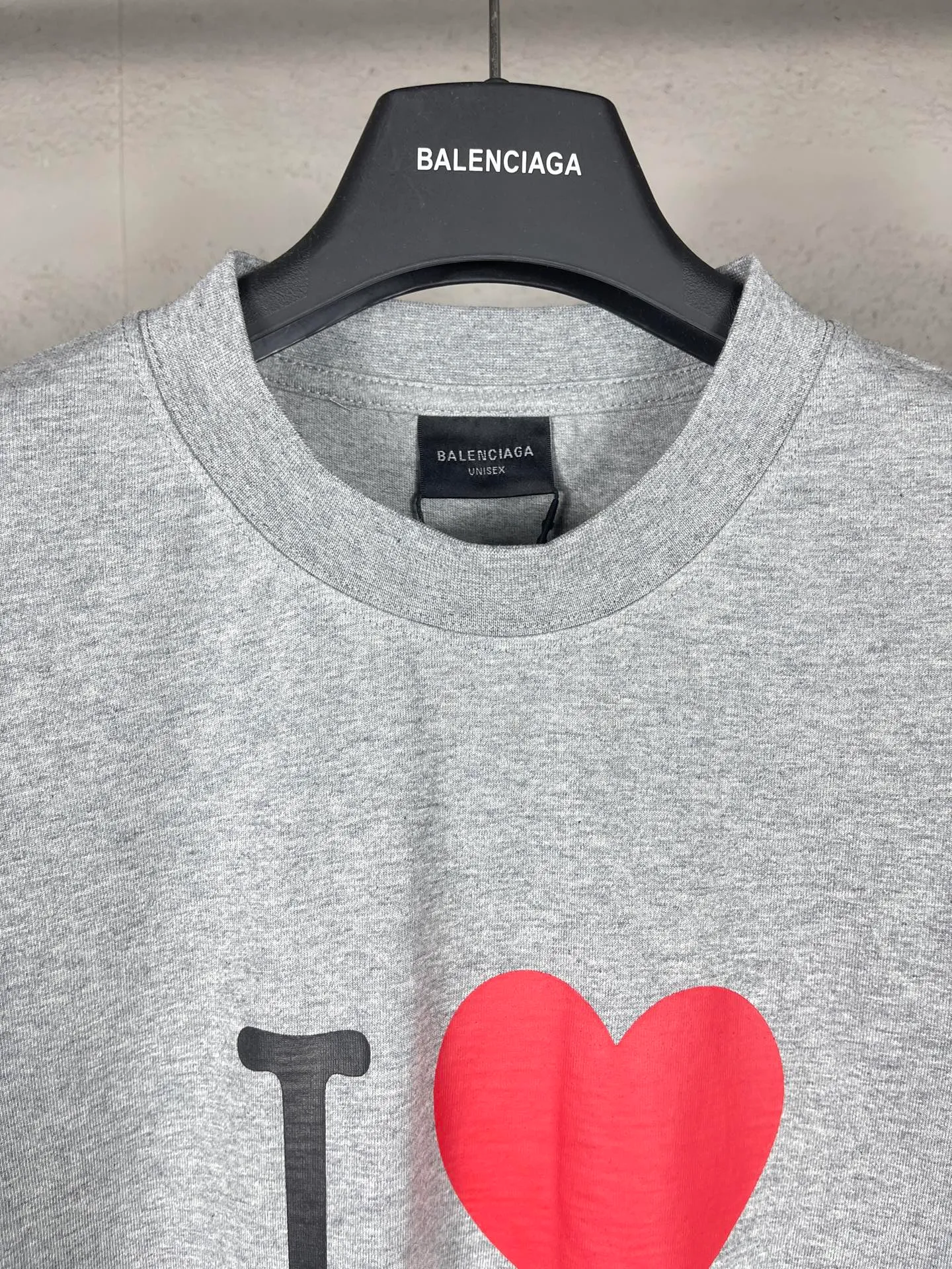 🅿️180 real photos [Top version. Official website quality] BALENCI*GA/Paris.SS24 latest model, front I Love Paris & Balenciaxx art printed short-sleeved T-shirt. Brick cabinet synchronization. Genuine product developed in the first time, happy to print and compare! The fabric is made of Paris ZP custom-woven and dyed cotton double yarn. Weighing 260 grams, the cloth surface is clean. The cloth pattern is clear, soft and comfortable. The threads are dyed with no color difference. The printing uses environmentally friendly imported materials. The letters are clear and the effect is three-dimensional. The version adopts OS loose shoulder design. Same style for men and women. Code: BL223395 Color: off-white, black, floral gray Size: XS S M L