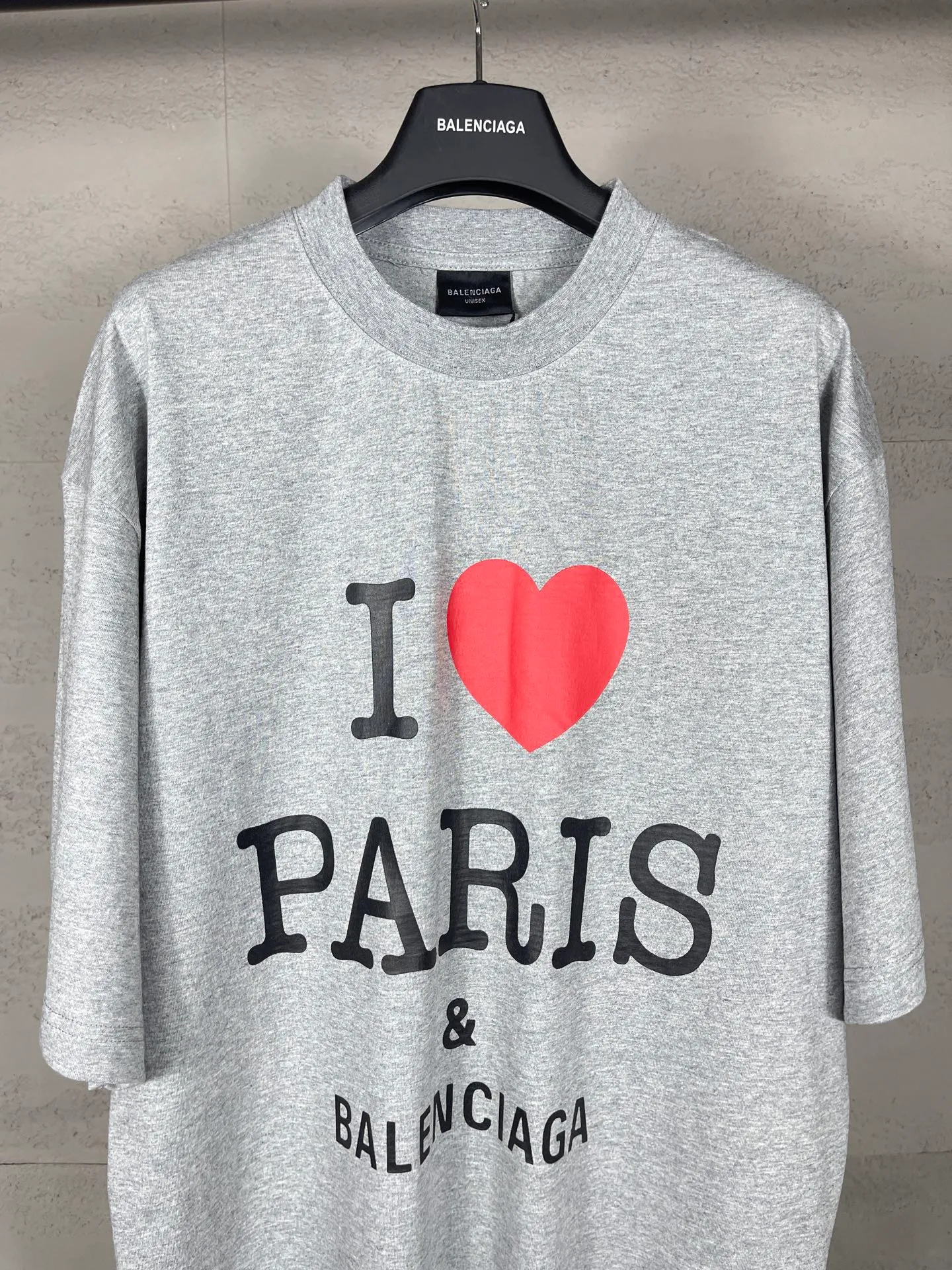 🅿️180 real photos [Top version. Official website quality] BALENCI*GA/Paris.SS24 latest model, front I Love Paris & Balenciaxx art printed short-sleeved T-shirt. Brick cabinet synchronization. Genuine product developed in the first time, happy to print and compare! The fabric is made of Paris ZP custom-woven and dyed cotton double yarn. Weighing 260 grams, the cloth surface is clean. The cloth pattern is clear, soft and comfortable. The threads are dyed with no color difference. The printing uses environmentally friendly imported materials. The letters are clear and the effect is three-dimensional. The version adopts OS loose shoulder design. Same style for men and women. Code: BL223395 Color: off-white, black, floral gray Size: XS S M L