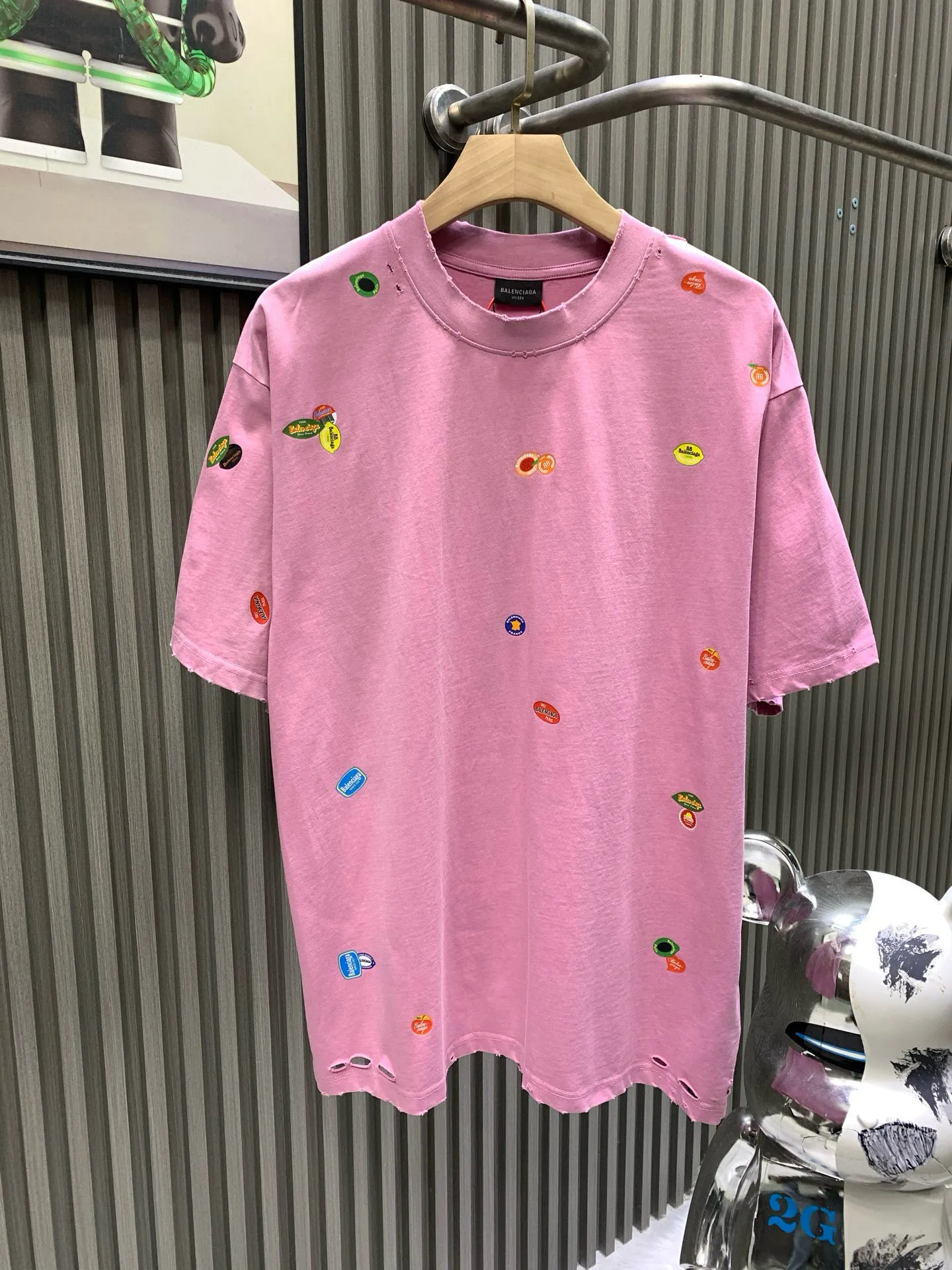 🅿️260 🀄️ Balenciaga Balenciag* 2025 Fruit Logo Printed Short Sleeve Made of 40S fine cotton plain weave 100% pure cotton 280g. The front, back and sleeves are decorated with art prints. High-quality environmentally friendly elastic glue not only has good printing performance and adhesion, but also ensures the clarity and color brightness of the printed pattern. Excellent elasticity and environmental protection performance can form lasting and bright printing effects on various fabrics. Printing technology that uses high-precision plate-making equipment and materials to transfer customized dot patterns to fabrics. Because the distribution of dots is very dense, the printed patterns have extremely high clarity and resolution. The process of using digital printing equipment to directly spray white ink onto the fabric for printing. The ink droplets form dense dots on the fabric to form a complete pattern. The printing effect is brightly colored, the pattern is delicate, and the layering is strong. It is made by frying the yarn after the garment is embroidered. The fabric is dyed and processed by stone grinding. Ready-made garments are constantly immersed in dye and tumbled. The fabric is slightly whitened after being sanded. The color of the original fabric is changed to show a nostalgic color with different shades of light and dark. Classic loose H drop shoulder version. Round collar with smooth ribs. Inner tape at the back neckline to prevent deformation. Elastic inserts are inserted into the internal seams to prevent the shoulder seams from deforming after repeated wear and washing. The cuffs and hem are edged with specially machined double topstitching.