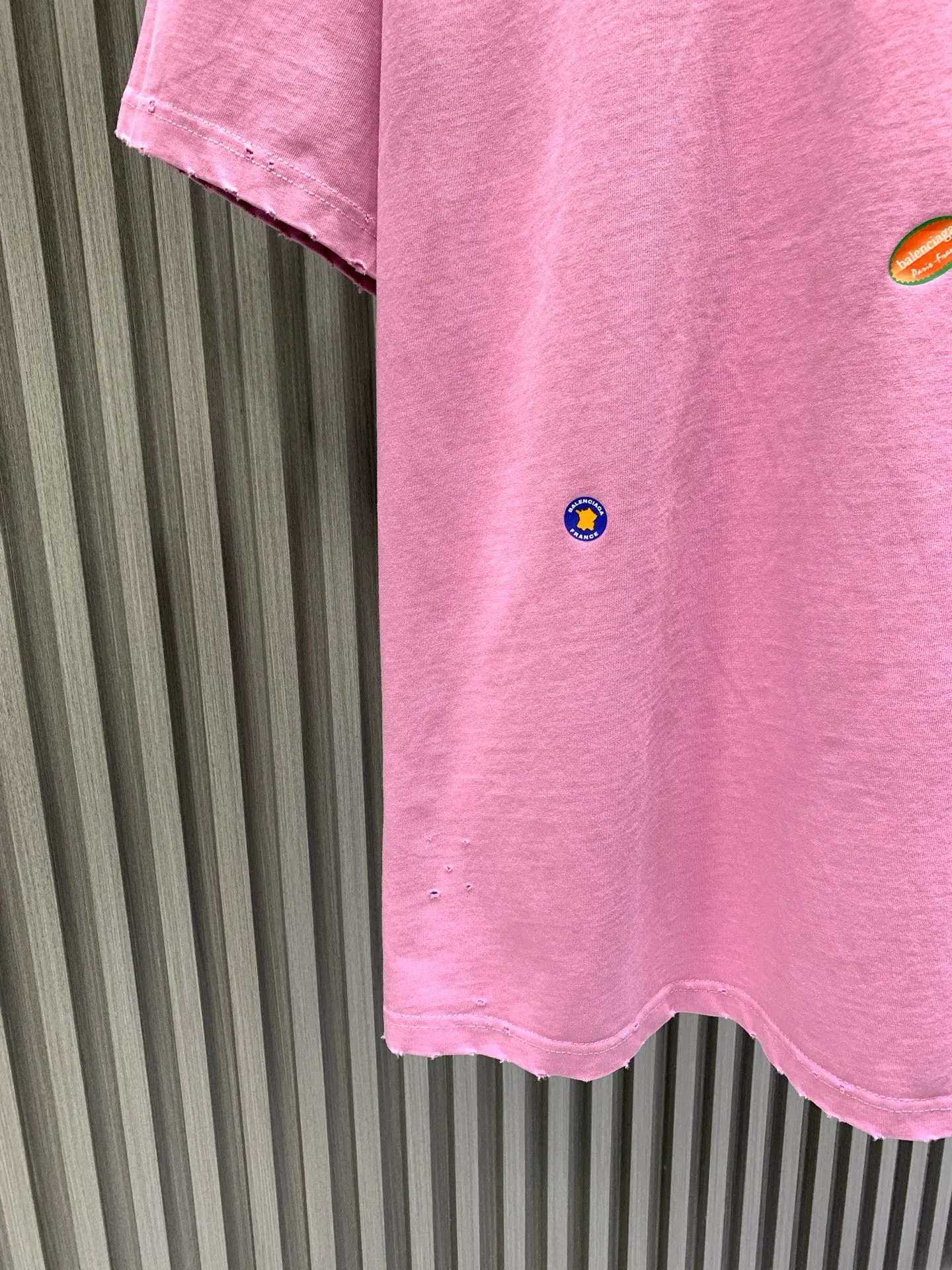 🅿️260 🀄️ Balenciaga Balenciag* 2025 Fruit Logo Printed Short Sleeve Made of 40S fine cotton plain weave 100% pure cotton 280g. The front, back and sleeves are decorated with art prints. High-quality environmentally friendly elastic glue not only has good printing performance and adhesion, but also ensures the clarity and color brightness of the printed pattern. Excellent elasticity and environmental protection performance can form lasting and bright printing effects on various fabrics. Printing technology that uses high-precision plate-making equipment and materials to transfer customized dot patterns to fabrics. Because the distribution of dots is very dense, the printed patterns have extremely high clarity and resolution. The process of using digital printing equipment to directly spray white ink onto the fabric for printing. The ink droplets form dense dots on the fabric to form a complete pattern. The printing effect is brightly colored, the pattern is delicate, and the layering is strong. It is made by frying the yarn after the garment is embroidered. The fabric is dyed and processed by stone grinding. Ready-made garments are constantly immersed in dye and tumbled. The fabric is slightly whitened after being sanded. The color of the original fabric is changed to show a nostalgic color with different shades of light and dark. Classic loose H drop shoulder version. Round collar with smooth ribs. Inner tape at the back neckline to prevent deformation. Elastic inserts are inserted into the internal seams to prevent the shoulder seams from deforming after repeated wear and washing. The cuffs and hem are edged with specially machined double topstitching.