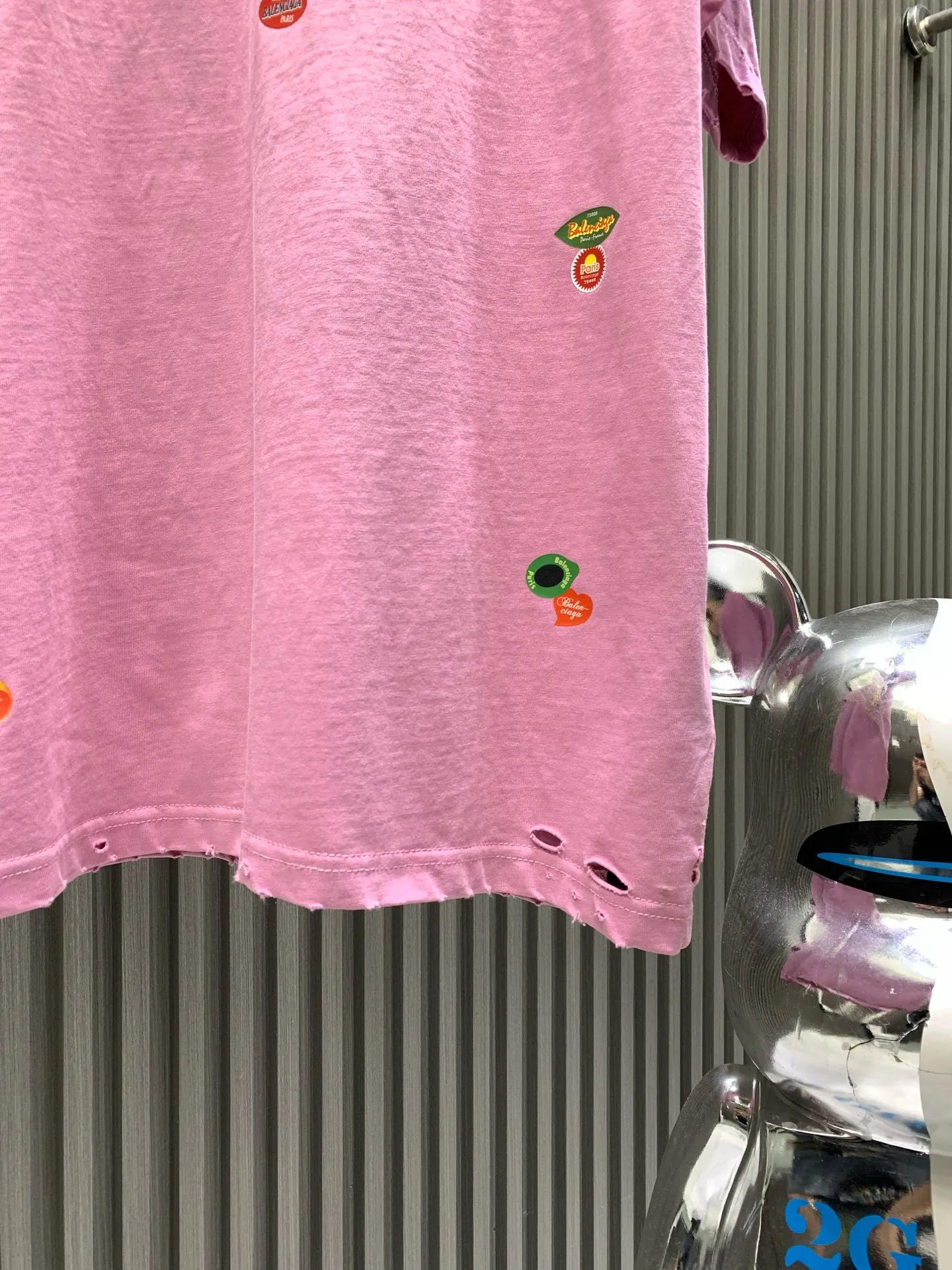 🅿️260 🀄️ Balenciaga Balenciag* 2025 Fruit Logo Printed Short Sleeve Made of 40S fine cotton plain weave 100% pure cotton 280g. The front, back and sleeves are decorated with art prints. High-quality environmentally friendly elastic glue not only has good printing performance and adhesion, but also ensures the clarity and color brightness of the printed pattern. Excellent elasticity and environmental protection performance can form lasting and bright printing effects on various fabrics. Printing technology that uses high-precision plate-making equipment and materials to transfer customized dot patterns to fabrics. Because the distribution of dots is very dense, the printed patterns have extremely high clarity and resolution. The process of using digital printing equipment to directly spray white ink onto the fabric for printing. The ink droplets form dense dots on the fabric to form a complete pattern. The printing effect is brightly colored, the pattern is delicate, and the layering is strong. It is made by frying the yarn after the garment is embroidered. The fabric is dyed and processed by stone grinding. Ready-made garments are constantly immersed in dye and tumbled. The fabric is slightly whitened after being sanded. The color of the original fabric is changed to show a nostalgic color with different shades of light and dark. Classic loose H drop shoulder version. Round collar with smooth ribs. Inner tape at the back neckline to prevent deformation. Elastic inserts are inserted into the internal seams to prevent the shoulder seams from deforming after repeated wear and washing. The cuffs and hem are edged with specially machined double topstitching.
