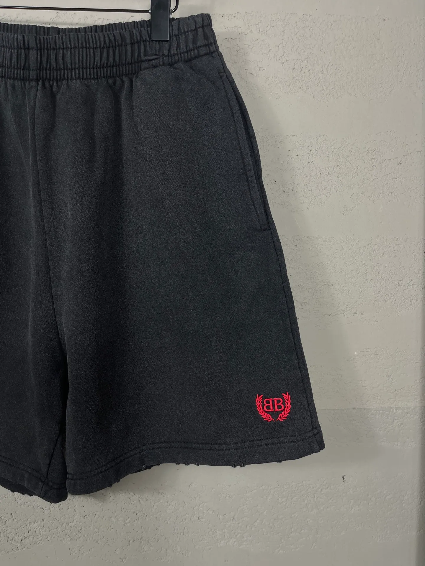 🅿️220 real photos [Top version. Official website quality] BALENCI*GA/Paris. 2025 new model. The wheat ear LOGO embroidery on the front is washed, distressed and frayed shorts. The brick cabinet is synchronized. The original product is developed at the first time, please print and compare! The fabric is made of Paris ZP custom-woven and dyed 100% cotton terry sweatshirt. The weight is 460 grams. The cloth surface is clean. The cloth pattern is clear and the hand feels soft and comfortable. The embroidery is embroidered with an imported Tajima embroidery machine. The letters are clear and the effect is three-dimensional. The version adopts a loose version. Same style for men and women. Code: BL257007 Color: washed black, yellow Size: XS S M L