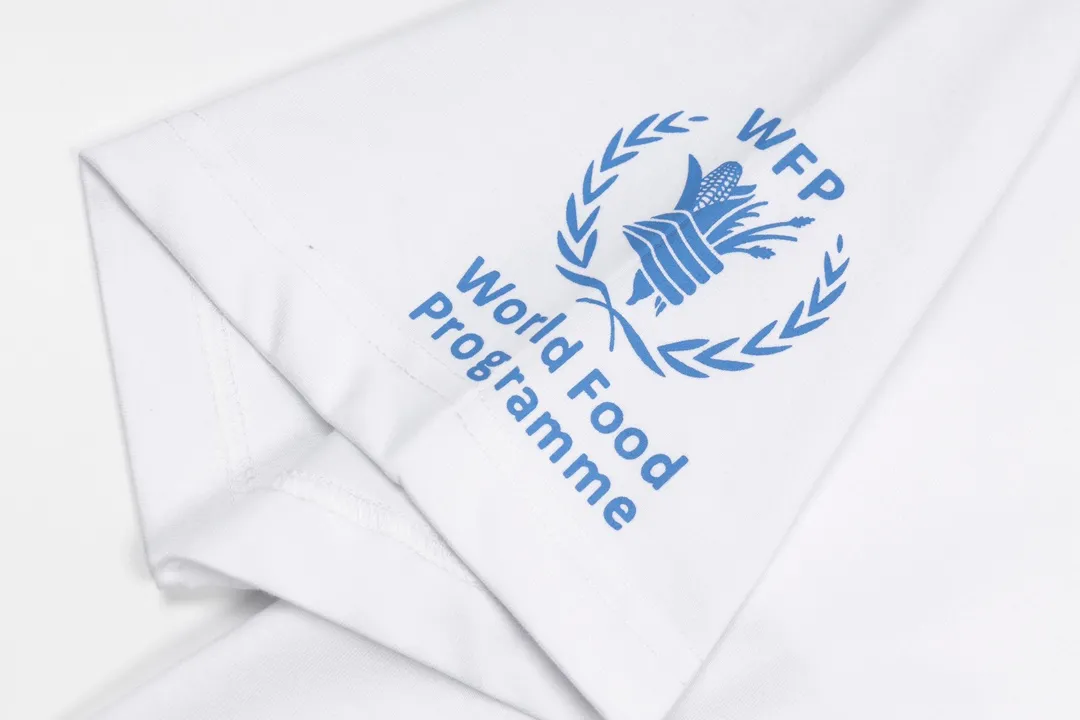 🅿️170 Detailed picture [Top version. Official website quality] BALENCIAGA/Balenciaga WFP4044 World Food Agency charity limited edition #short-sleeved T-shirt. The fabric is made of Paris ZP custom-woven and dyed cotton double yarn. Weighing 260 grams, the cloth surface is clean. The cloth pattern is clear, soft and comfortable. The ribbing is dyed with no color difference. The classic pattern printing uses environmentally friendly imported glue and precision stencils. The letters are clear. No burrs. The three-dimensional effect is strong. The version adopts the OS loose shoulder version. The same style for men and women. Coding: BL223030 Color: white, black, coffee Size: XS S M L