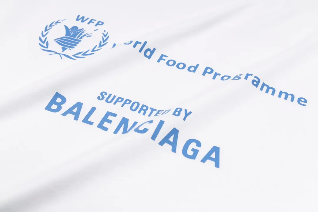 🅿️170 Detailed picture [Top version. Official website quality] BALENCIAGA/Balenciaga WFP4044 World Food Agency charity limited edition #short-sleeved T-shirt. The fabric is made of Paris ZP custom-woven and dyed cotton double yarn. Weighing 260 grams, the cloth surface is clean. The cloth pattern is clear, soft and comfortable. The ribbing is dyed with no color difference. The classic pattern printing uses environmentally friendly imported glue and precision stencils. The letters are clear. No burrs. The three-dimensional effect is strong. The version adopts the OS loose shoulder version. The same style for men and women. Coding: BL223030 Color: white, black, coffee Size: XS S M L