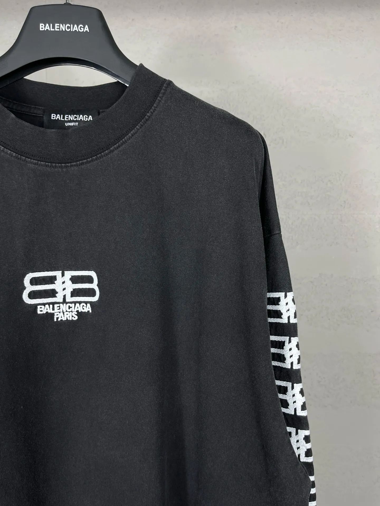 🅿️210 Real photos [Top version. Official website quality] BALENCI*GA/Paris. BB embroidery washed and distressed long-sleeved T-shirt. Brick cabinet synchronization. The fabric is made of Paris ZP custom-woven and dyed cotton double yarn compact cotton. The weight is 260 grams, the cloth surface is clean. The cloth pattern is clear, soft and comfortable. The threads are dyed with no color difference. The classic patterns are embroidered using imported embroidery machines. The effect is three-dimensional. Restored brick cabinets. Ready-made garments washed and distressed. Different market currency. Welcome to compare. The version adopts OS loose shoulder version. Same style for men and women. Code: BL225023 Color: Washed Black Size: XS S M L