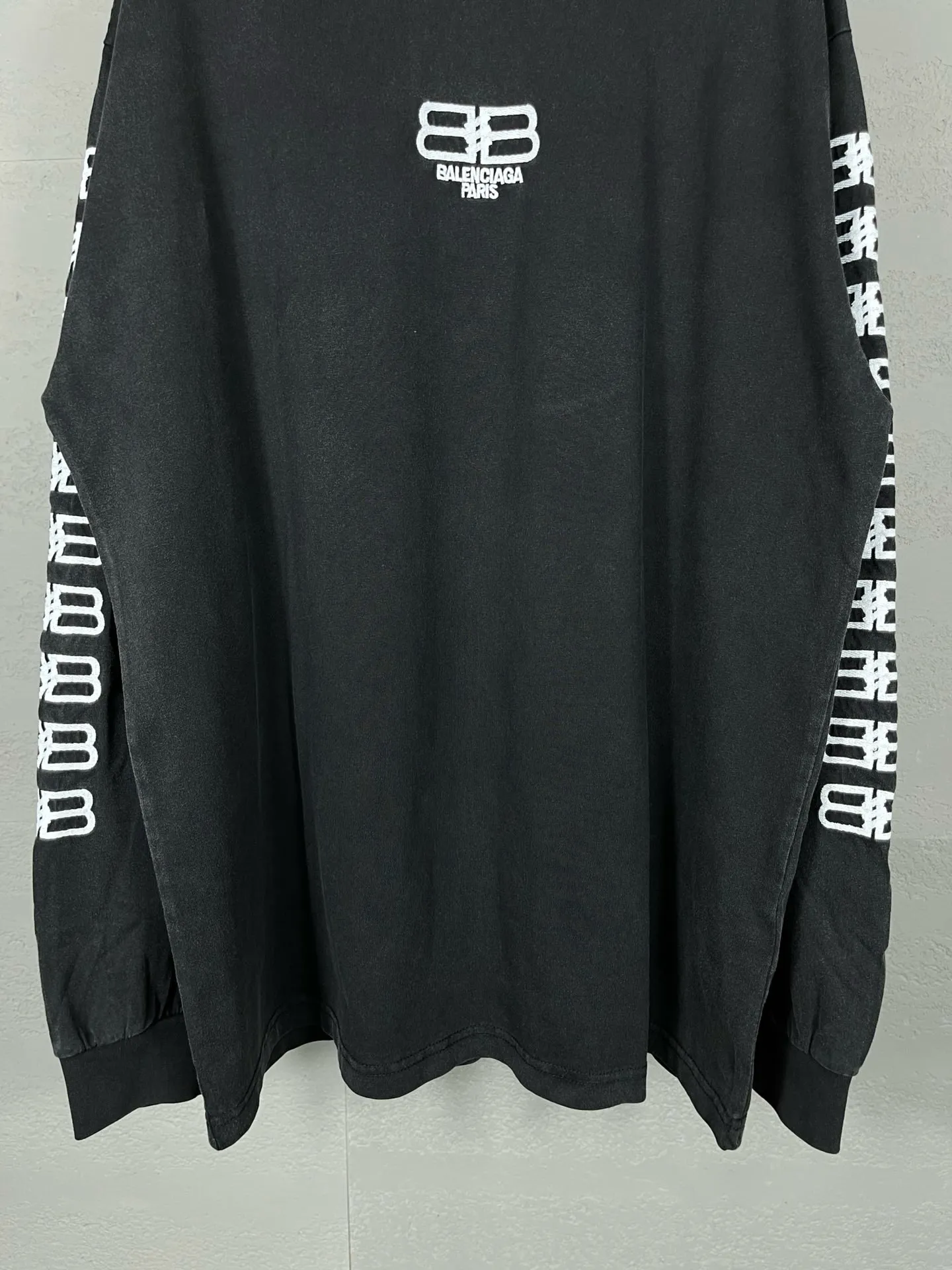 🅿️210 Real photos [Top version. Official website quality] BALENCI*GA/Paris. BB embroidery washed and distressed long-sleeved T-shirt. Brick cabinet synchronization. The fabric is made of Paris ZP custom-woven and dyed cotton double yarn compact cotton. The weight is 260 grams, the cloth surface is clean. The cloth pattern is clear, soft and comfortable. The threads are dyed with no color difference. The classic patterns are embroidered using imported embroidery machines. The effect is three-dimensional. Restored brick cabinets. Ready-made garments washed and distressed. Different market currency. Welcome to compare. The version adopts OS loose shoulder version. Same style for men and women. Code: BL225023 Color: Washed Black Size: XS S M L