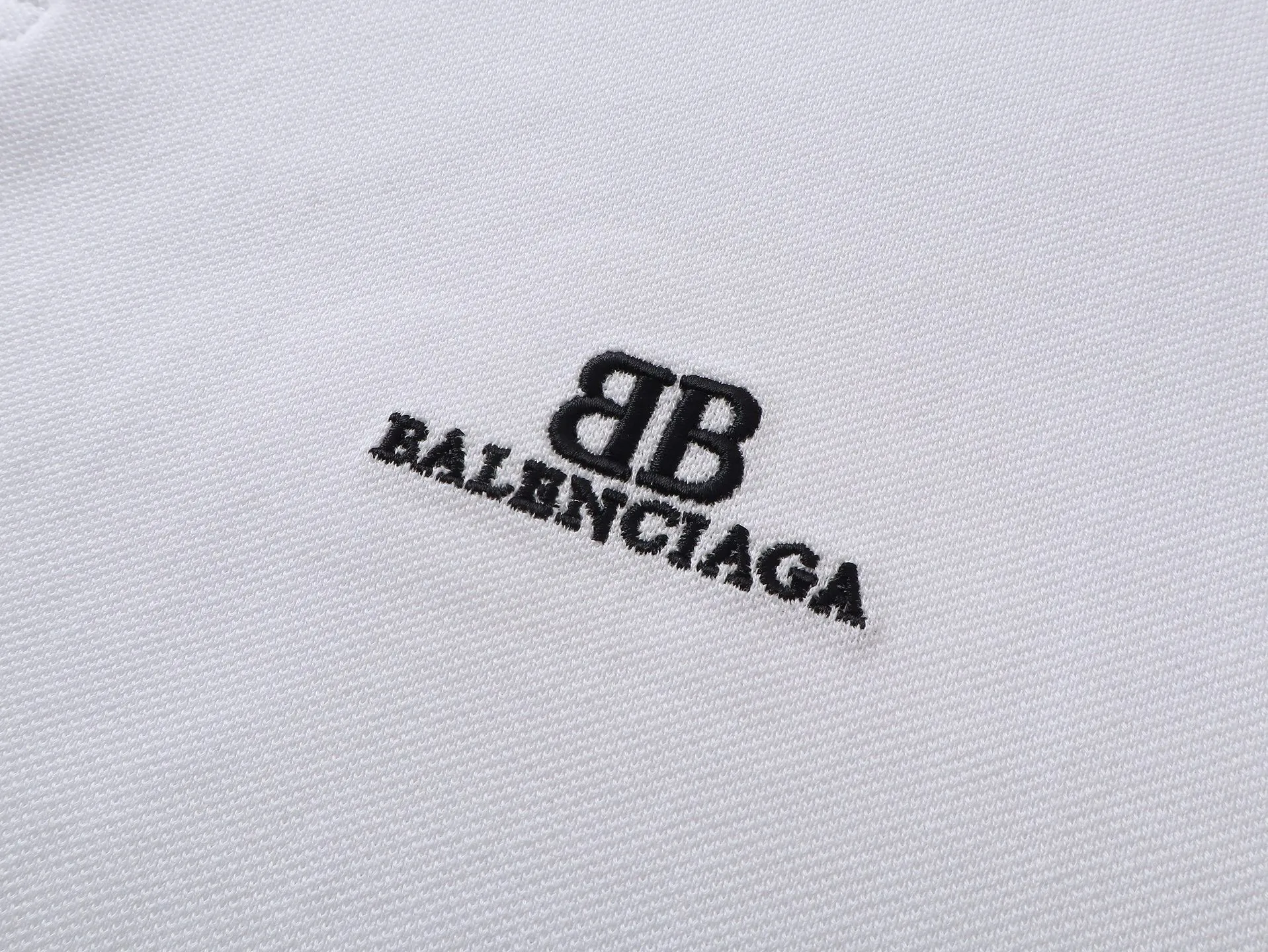 🅿️200 Actual pictures [Top version. Official website quality] BALENCI*GA/Paris #2025 new style, Paris classic LOGO double B embroidered POLO shirt, pure cotton rib cuffs, welcome to compare! The fabric is made of Paris ZP custom-woven and dyed cotton pique, with a weight of 260 grams. The cloth surface is clean. The cloth pattern is clear, soft and comfortable. The threads are woven and dyed with no color difference. The embroidered LOGO is embroidered using imported Tajima embroidery machine. The effect is three-dimensional. Restore the brick cabinet, adopt OS loose shoulder style. Same style for men and women. Coding: BL252205 Color: black, white Size: XS S M L
