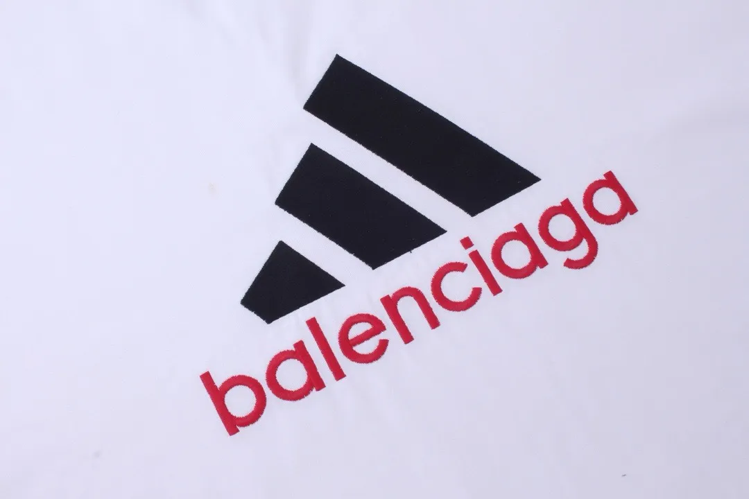 🅿️226 Detailed picture [Top version. Official website quality] BALENCI*GA/Paris co-branded Adidas classic LOGO combination on the front, embroidered long-sleeved T-shirt# The fabric is made of Paris ZP custom-woven and dyed cotton double yarn. Weighing 260 grams, the cloth surface is clean. The cloth pattern is clear, soft and comfortable. The color fastness is good. It is not easy to change color. The threads are dyed with no color difference. The classic letter LOGO embroidery is embroidered using imported Tajima embroidery machine. The lines are clear and the effect is three-dimensional. Restored brick cabinets. The version adopts OS loose shoulder design. Same style for men and women. Code: BL225030 Color: white, black Size: XS S M L