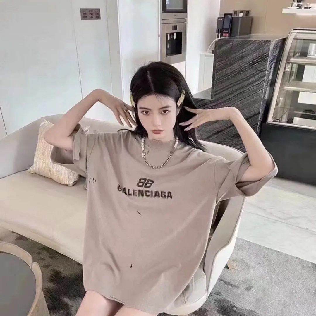 ♻️💯Upper body reference model picture❤️Top tested version Balenciaga BALENCIAGA 22S early spring new fashion hole phantom mosaic blurred letters loose short-sleeved T-shirt for men and women The custom-made original 260g 32-count double-ply fabric has extremely high fabric density. The chest is printed with digital direct printing, which creates a blurry mathematical pattern with a dizzy effect. It restores the hazy gradient phantom printing of the English "Balenciaga" on the chest without any difference. The intercalated gray is a yarn-dyed fabric, and the yarn is dyed first and then woven. Feel free to compare.  The fabric necklines are all artificially drilled and distressed by hand. There are laser holes on the chest and back to ensure that the fabric will not wrinkle or deform when holes are made.  Size: XS-L P: 260