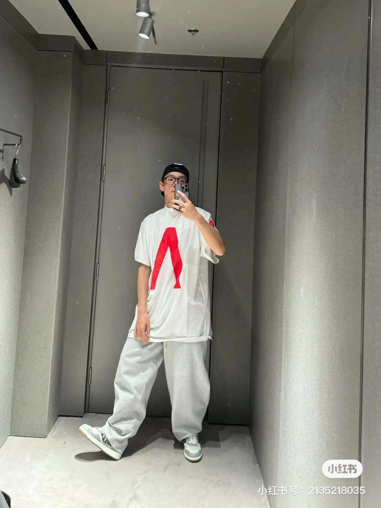 🎀Hot model pictures🎀[Updated] Top version [Supports NFC chip identification] BALENCIAGA - Balenciaga Inverted V music limited short-sleeved T-shirt, 32 pieces of double yarn, 320g - counter synchronization. Tortoise pattern printing on the front. Inverted V on the chest. Heavy washing and grinding. Detailed collars/cuffs/hems, etc. Many holes. Need to be polished by hand otherwise the effect of the garment will be irregular. Custom-woven and dyed fabrics have been washed twice to achieve a natural worn effect. The size of the letter spacing on the back panel is the same as the original version. It has a full sense of thickness and distinguishes the market currency. It is a hot-selling style in the market. The same style for men and women. Color: Black White Size: XS. S. M. LP: 280