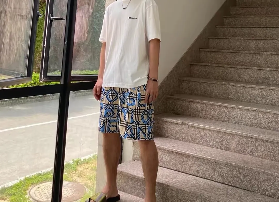 ♻️💯Reference model picture for the upper body❤️The top tested version BALENCIAGA basic embroidery logo pure cotton loose-fitting trendy brand short-sleeve for men and women. Fabric: 32S 280g super heavyweight fabric, ready-to-wear washed and soft to the touch. Printing: Japanese Tajima embroidery technology is used, the embroidery is accurate, the printing is meticulous and full, and there is no thread skipping. Accessories: Customized full set of BLCG accessories Color: Fluorescent green black gray dark khaki white Size: XS-L P:240