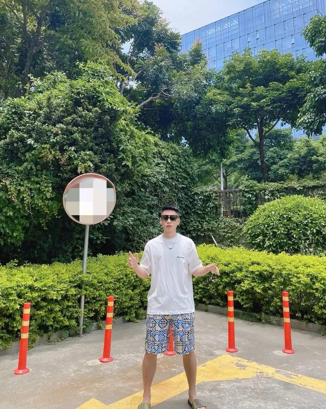 ♻️💯Reference model picture for the upper body❤️The top tested version BALENCIAGA basic embroidery logo pure cotton loose-fitting trendy brand short-sleeve for men and women. Fabric: 32S 280g super heavyweight fabric, ready-to-wear washed and soft to the touch. Printing: Japanese Tajima embroidery technology is used, the embroidery is accurate, the printing is meticulous and full, and there is no thread skipping. Accessories: Customized full set of BLCG accessories Color: Fluorescent green black gray dark khaki white Size: XS-L P:240