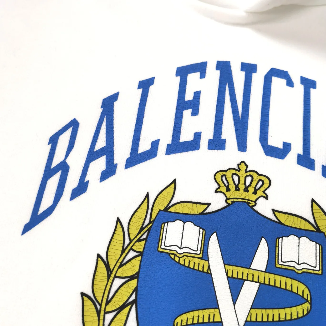The white details of the 1917 shield are supplemented - the top tried version Balenciaga logo printed EST 1917 knitted T-shirt 2022 new style autumn and winter hoodie sweatshirt for men and women. The process adopts Kangli printing cracking effect. This crack is not a line pattern, but a three-dimensional burst pattern. How many versions on the market are based on pictures? Just make pictures, not craftsmanship? Without a version, it would be impossible to create the original flavor, and it would be almost pointless to brag! The front panel printing glue bursting effect uses imported transparent slurry to scrape the bottom to make the printing bursting feel uniform. (PS: If this process is missing, the printing will easily fall off in large areas after cracking) The fabric is made of 520g composite crystal velvet fabric, which is full of drape, loose and good on the skin. Color: black white Size: XS-L (maximum wear: 230 pounds) P:490