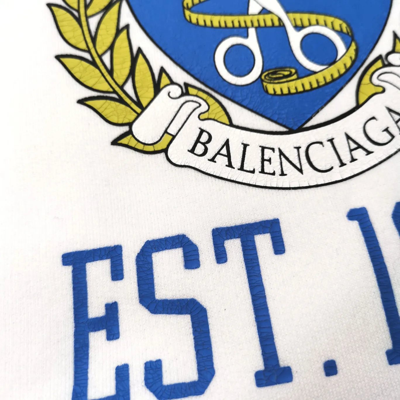 The white details of the 1917 shield are supplemented - the top tried version Balenciaga logo printed EST 1917 knitted T-shirt 2022 new style autumn and winter hoodie sweatshirt for men and women. The process adopts Kangli printing cracking effect. This crack is not a line pattern, but a three-dimensional burst pattern. How many versions on the market are based on pictures? Just make pictures, not craftsmanship? Without a version, it would be impossible to create the original flavor, and it would be almost pointless to brag! The front panel printing glue bursting effect uses imported transparent slurry to scrape the bottom to make the printing bursting feel uniform. (PS: If this process is missing, the printing will easily fall off in large areas after cracking) The fabric is made of 520g composite crystal velvet fabric, which is full of drape, loose and good on the skin. Color: black white Size: XS-L (maximum wear: 230 pounds) P:490