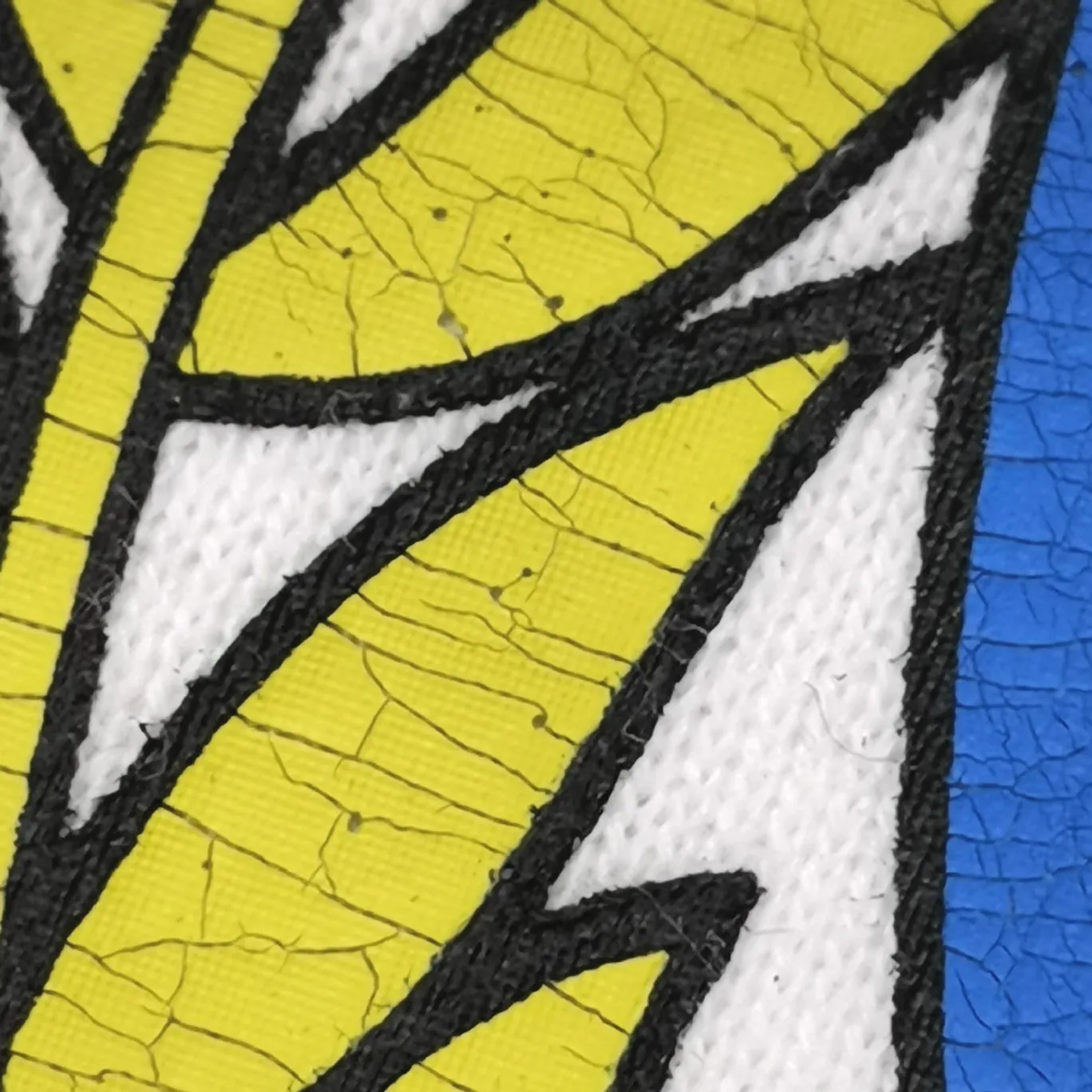 The white details of the 1917 shield are supplemented - the top tried version Balenciaga logo printed EST 1917 knitted T-shirt 2022 new style autumn and winter hoodie sweatshirt for men and women. The process adopts Kangli printing cracking effect. This crack is not a line pattern, but a three-dimensional burst pattern. How many versions on the market are based on pictures? Just make pictures, not craftsmanship? Without a version, it would be impossible to create the original flavor, and it would be almost pointless to brag! The front panel printing glue bursting effect uses imported transparent slurry to scrape the bottom to make the printing bursting feel uniform. (PS: If this process is missing, the printing will easily fall off in large areas after cracking) The fabric is made of 520g composite crystal velvet fabric, which is full of drape, loose and good on the skin. Color: black white Size: XS-L (maximum wear: 230 pounds) P:490