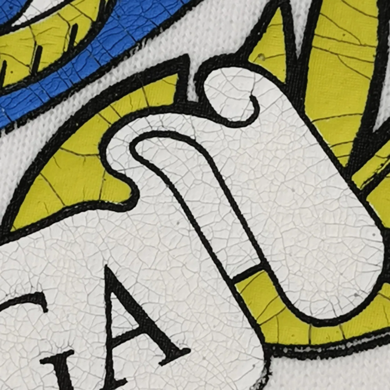The white details of the 1917 shield are supplemented - the top tried version Balenciaga logo printed EST 1917 knitted T-shirt 2022 new style autumn and winter hoodie sweatshirt for men and women. The process adopts Kangli printing cracking effect. This crack is not a line pattern, but a three-dimensional burst pattern. How many versions on the market are based on pictures? Just make pictures, not craftsmanship? Without a version, it would be impossible to create the original flavor, and it would be almost pointless to brag! The front panel printing glue bursting effect uses imported transparent slurry to scrape the bottom to make the printing bursting feel uniform. (PS: If this process is missing, the printing will easily fall off in large areas after cracking) The fabric is made of 520g composite crystal velvet fabric, which is full of drape, loose and good on the skin. Color: black white Size: XS-L (maximum wear: 230 pounds) P:490