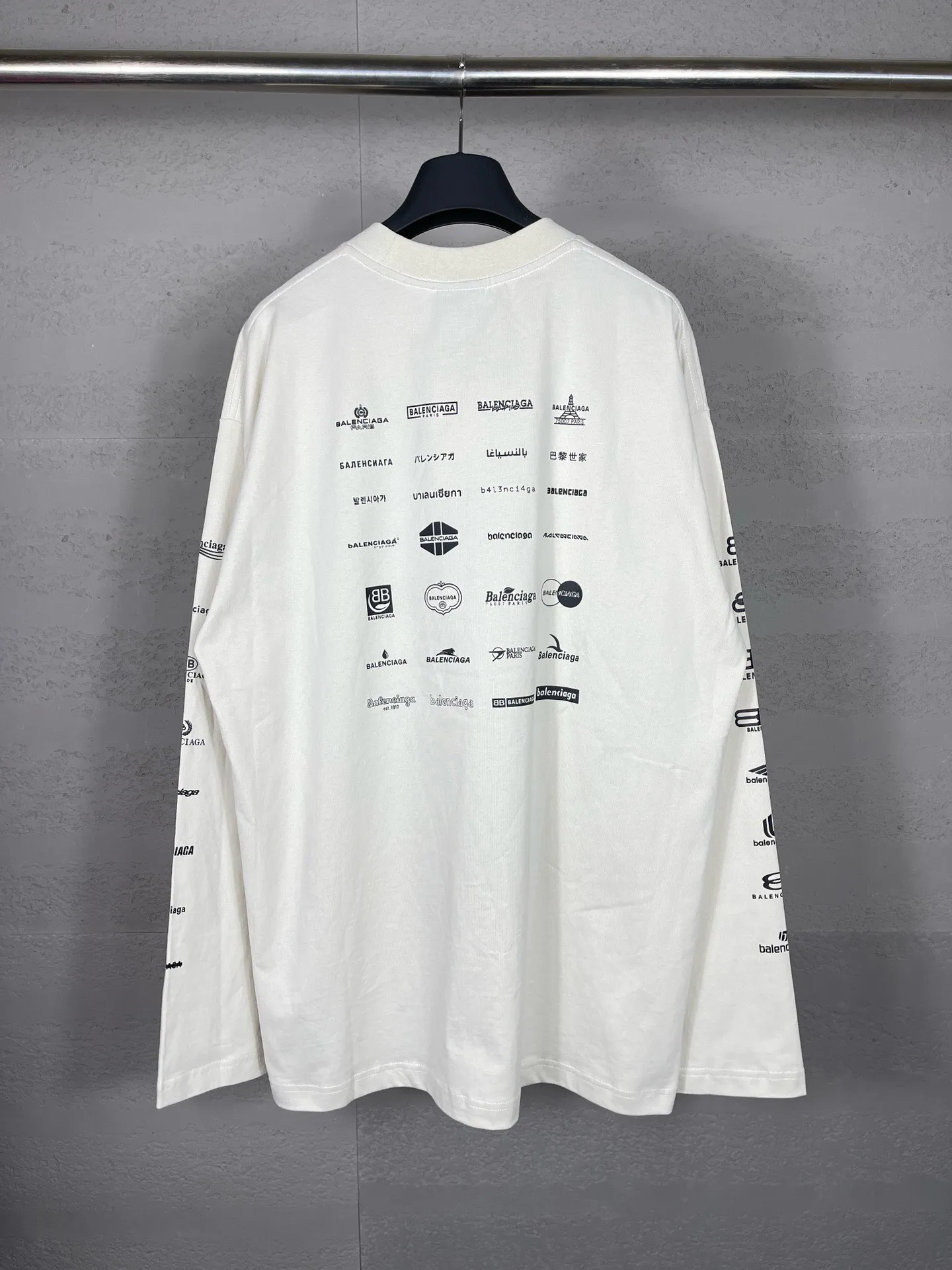 🅿️200 real photos [Top version. Official website quality] BALENCI*GA/Paris BALENCI*GA# 2024 spring and summer new style, printed with classic LOGO collection long-sleeved T-shirt. 2024 spring and summer new product. Brick cabinet synchronization. Welcome to compare. The fabric is made of Paris ZP custom-woven and dyed 100% cotton double yarn compact cotton. The weight is 260 grams, the cloth surface is clean, the cloth texture is clear, soft and comfortable. The color fastness is good. It is not easy to change color. The threads are woven and dyed with no color difference. The printing uses imported environmentally friendly rubber paddles, precision stencils, fine LOGO letters, clear letters, no burrs, and a three-dimensional effect. Restore brick cabinet. The version adopts OS loose shoulder style. Same style for men and women. Code: BL225005 Color: black, beige, pink, smoky gray, white Size: XS S M L