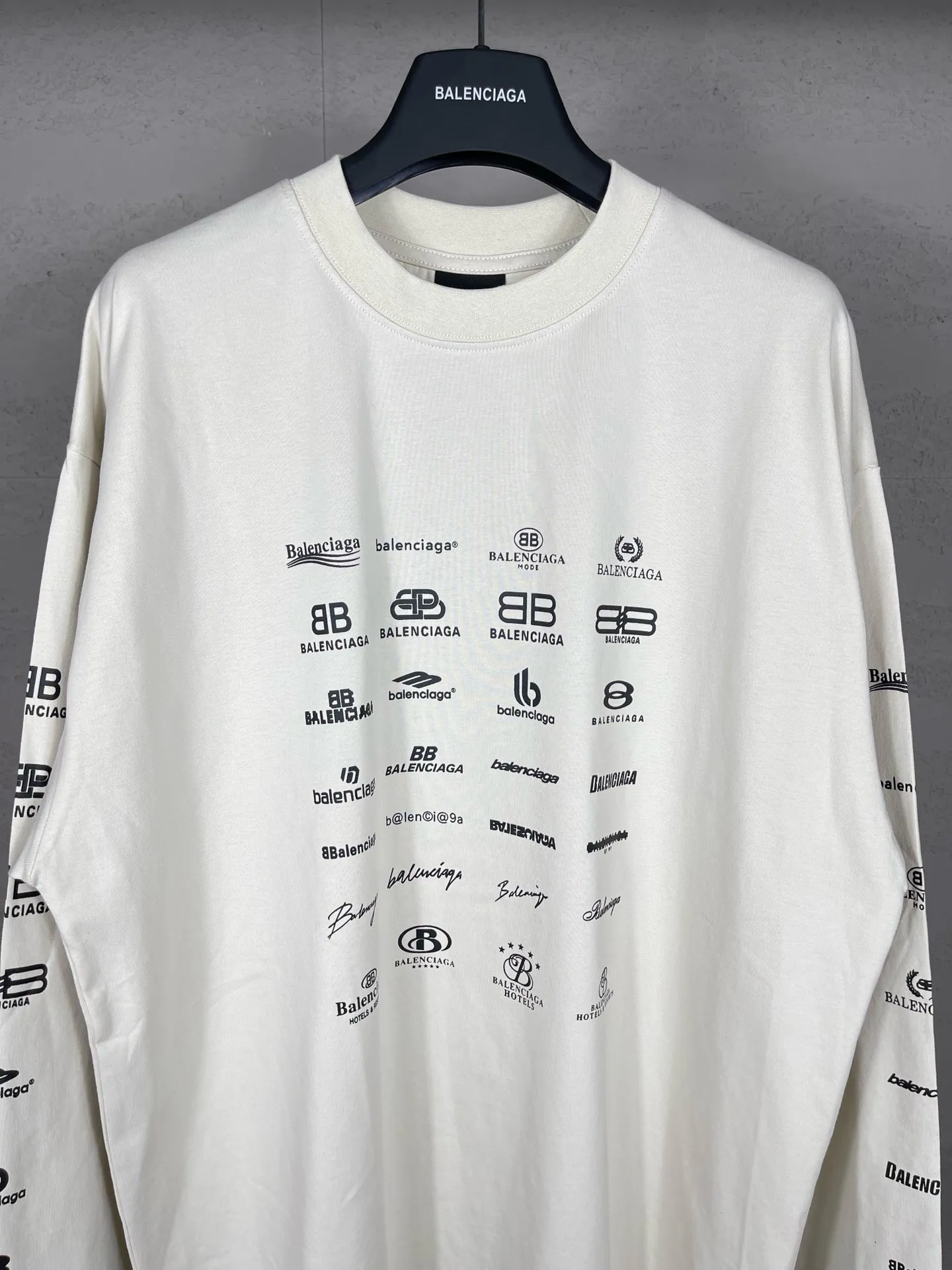 🅿️200 real photos [Top version. Official website quality] BALENCI*GA/Paris BALENCI*GA# 2024 spring and summer new style, printed with classic LOGO collection long-sleeved T-shirt. 2024 spring and summer new product. Brick cabinet synchronization. Welcome to compare. The fabric is made of Paris ZP custom-woven and dyed 100% cotton double yarn compact cotton. The weight is 260 grams, the cloth surface is clean, the cloth texture is clear, soft and comfortable. The color fastness is good. It is not easy to change color. The threads are woven and dyed with no color difference. The printing uses imported environmentally friendly rubber paddles, precision stencils, fine LOGO letters, clear letters, no burrs, and a three-dimensional effect. Restore brick cabinet. The version adopts OS loose shoulder style. Same style for men and women. Code: BL225005 Color: black, beige, pink, smoky gray, white Size: XS S M L