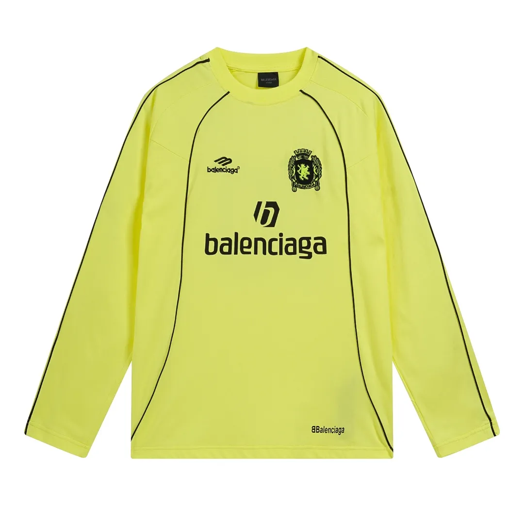 🅿️300 real photos [Top version. Official website quality] BALENCI*GA/Paris new model. Co-branded football sportswear LOGO embroidered printed long-sleeved T-shirt # The whole piece of clothing is stitched with multiple stitching edges. The craftsmanship is extremely complex and the market currency is very different. Welcome to compare 🆚. The fabric is made of Paris ZP custom-woven and dyed cotton double yarn. Weighing 260 grams, the cloth surface is clean. The cloth pattern is clear, soft and comfortable. The threads are dyed with no color difference. The classic pattern embroidery is embroidered by Tajima imported embroidery machine, and the printing uses imported glue. The letters are clear, three-dimensional and without burrs. Jubie market produces pictures based on pictures. Welcome to compare. The version adopts OS loose shoulder design. Same style for men and women. Code: BL225036 Color: black, white, pink, red, fluorescent yellow Size: XS S M L