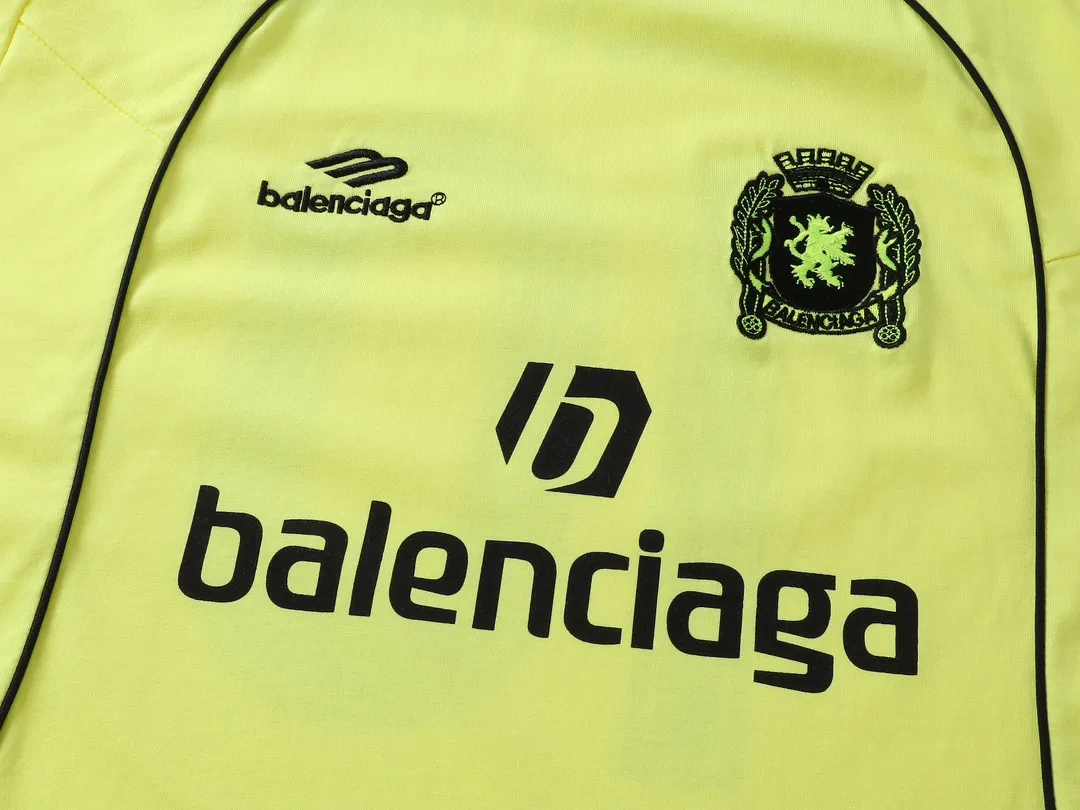 🅿️300 real photos [Top version. Official website quality] BALENCI*GA/Paris new model. Co-branded football sportswear LOGO embroidered printed long-sleeved T-shirt # The whole piece of clothing is stitched with multiple stitching edges. The craftsmanship is extremely complex and the market currency is very different. Welcome to compare 🆚. The fabric is made of Paris ZP custom-woven and dyed cotton double yarn. Weighing 260 grams, the cloth surface is clean. The cloth pattern is clear, soft and comfortable. The threads are dyed with no color difference. The classic pattern embroidery is embroidered by Tajima imported embroidery machine, and the printing uses imported glue. The letters are clear, three-dimensional and without burrs. Jubie market produces pictures based on pictures. Welcome to compare. The version adopts OS loose shoulder design. Same style for men and women. Code: BL225036 Color: black, white, pink, red, fluorescent yellow Size: XS S M L