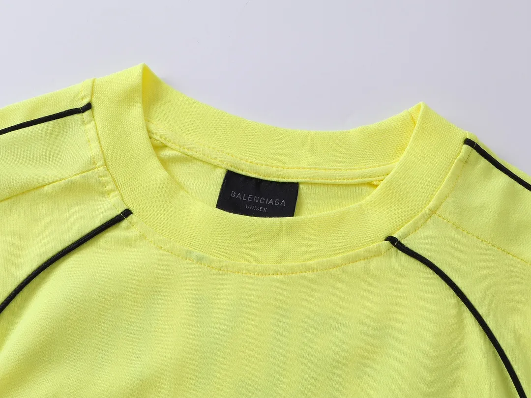 🅿️300 real photos [Top version. Official website quality] BALENCI*GA/Paris new model. Co-branded football sportswear LOGO embroidered printed long-sleeved T-shirt # The whole piece of clothing is stitched with multiple stitching edges. The craftsmanship is extremely complex and the market currency is very different. Welcome to compare 🆚. The fabric is made of Paris ZP custom-woven and dyed cotton double yarn. Weighing 260 grams, the cloth surface is clean. The cloth pattern is clear, soft and comfortable. The threads are dyed with no color difference. The classic pattern embroidery is embroidered by Tajima imported embroidery machine, and the printing uses imported glue. The letters are clear, three-dimensional and without burrs. Jubie market produces pictures based on pictures. Welcome to compare. The version adopts OS loose shoulder design. Same style for men and women. Code: BL225036 Color: black, white, pink, red, fluorescent yellow Size: XS S M L