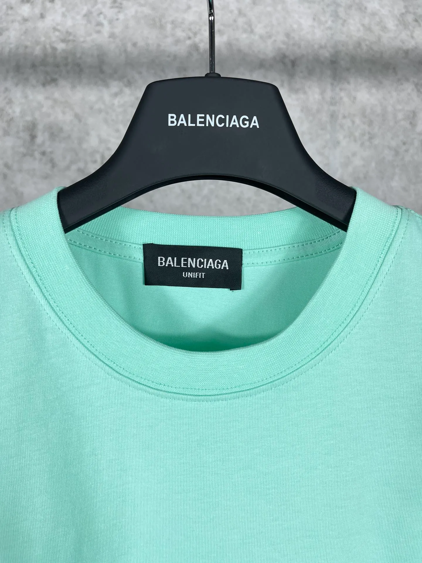 🅿️166 real photos [Top version. Official website quality] BALENCI*GA/Paris #Classic style. Classic letter embroidered short-sleeved T-shirt on the front and back #2023 spring and summer brick cabinet synchronization.                       The fabric is made of Paris ZP custom-woven and dyed cotton double yarn, weighing 260 grams. The cloth surface is clean. The cloth pattern is clear, soft and comfortable. The threads are dyed with no color difference. The classic letters are embroidered with an imported embroidery machine. The letters are clear and the effect is three-dimensional, restoring the brick cabinet. The version adopts the OS loose shoulder style. Same style for men and women. Coding: BL223006 Color: smoke gray, purple, light green, peacock blue, black, rice coffee, gray green Size: XS S M L