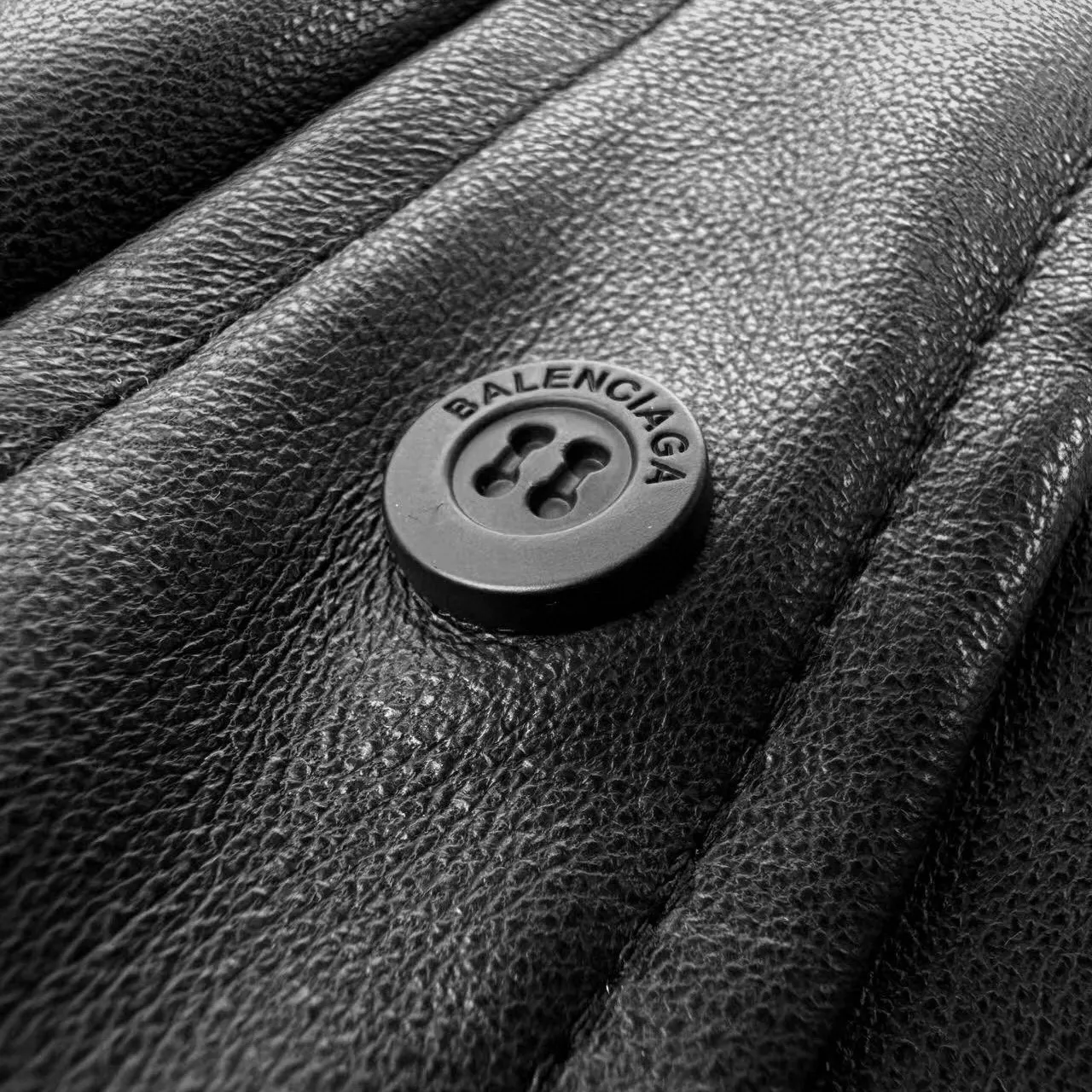 🅿️960 [Exclusive supply] BLCG Parker hooded zipper leather jacket. Original purchase and development for 34,900. The fabric is made of customized French Bazaar black guri fine leather and 1000 cotton cotton. Unparalleled texture and luster. Natural texture. Comfortable and close to the skin. Decorated with the same color Balenciaga logo on the front. The hat and the leather gap are cleverly integrated to create a fake two-piece visual illusion. The sense of layering is full. He is a leader in fashion. It is the sediment of time, the representative of gentleman, and the silent declaration of noble status. High-frequency voltage embossing technology uses high-frequency voltage to produce a thermal effect on the leather surface. The thermal effect causes slight deformation of the leather fibers, forming a unique texture and the Balenciaga letter logo. Polishing and polishing: Use professional polishing tools to carefully process the leather surface, and then use special agents to polish the leather to improve the overall beauty of the leather. The template machine performs seamless splicing, and the design and shape of the original leather jacket and hat brim are first and accurately customized, and then manually sewn, and then accurately aligned with the assistance of the template machine to ensure a smooth and seamless effect. Size:1/2/3