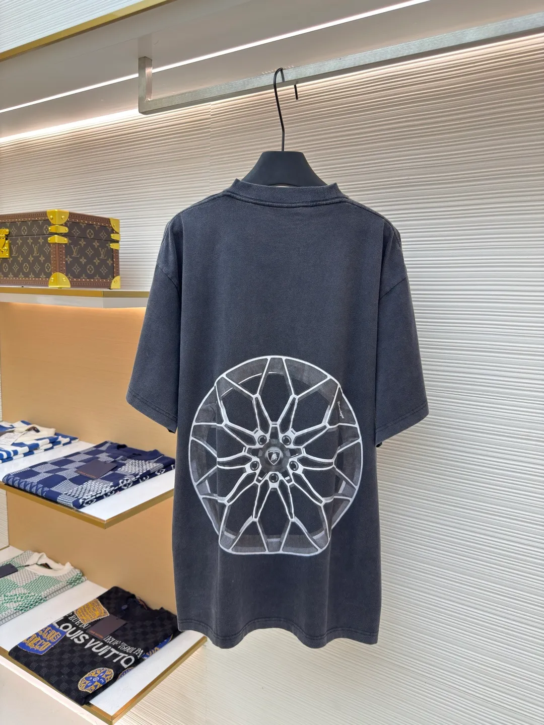 Balenciaga Balenciaga 25ss joint Lamborghini ●Authentic product: 5989 purchase and development ●Item number: 1680443-A20 ●Fabric: plain knit ●Technology: spiral neckline ●Version: loose version ●Weight: about 265 grams ●Size: XS-S-M-L ●Description: Balenciaga Soft to the touch, the printing adopts direct-injection pattern and letters are clear. The overall wiring is straight and delicate, the fabric is comfortable and soft, the color is consistent and there is no color difference, it can be matched with the same style to create a fashionable look, and can be used in various occasions, customized accessories, complete with three standards, the same style for men and women!
