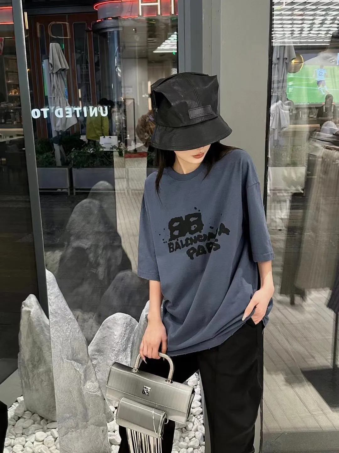 ♻️💯Reference model picture for the upper body❤️The top proven version of BALENCIAGA Balenciaga 23SS graffiti letter male and female couple stars the same style pure cotton loose short-sleeved T-shirt. Super iconic colorful brand logo printed pattern. It is fresh and comfortable to match with sports shoes. Suitable for shopping and dating. When layered, it will look like a blogger. It is low-key and tasteful. The original fabric is 280G, double-ply and double-yarn pure cotton fabric! Threads are custom-woven and dyed, no color difference, no pressure in and out of the counter, through-the-shoulder strapping process, increased washing life of clothes, no deformation, high-version digital printing process, no fading, bright colors, the same style as Internet celebrity stars, regardless of age, body shape, gender, super eye-catching, extremely fashionable, very comfortable to the touch, super texture, fashionable and individual, super versatile and good-looking, a must-have, better for couples Customized collar labels are washed, 100% different from fake versions on the market!  Color: Pink White Black Charcoal Gray Size: XS-L P:260