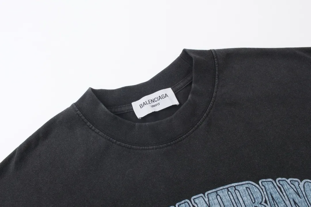 🅿️220 Actual pictures [Top version. Official website quality] BALENCI*GA/Paris. Joint Music.Aya.Nakamura long-sleeved T-shirt. The fabric is made of Paris ZP custom-woven and dyed cotton double yarn. The net weight is 260 grams. The cloth surface is clean. The cloth pattern is clear. Soft and comfortable. The threads are dyed with no color difference. The pattern adopts Kornit digital direct printing machine, the letters have a crackle process, the direct printing color is aligned with the original color, and the back of the cuffs is printed. The finished product is washed and aged. The process is complex. Restored brick cabinets, produced at Jubie Market based on pictures, welcome to compare. The version uses OS loose shoulder design. Same style for men and women Code: BL225017 Color: Washed Black Size: XS S M L