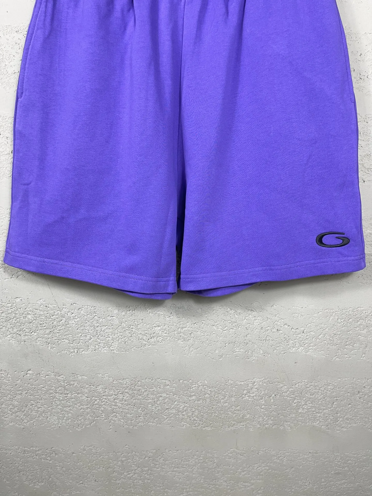 🅿️210 real photos [Top version. Official website quality] BALENCI*GA/Paris. 2025 new model. Paris' new basketball series LOGO embroidered shorts. Synchronized with brick cabinets. Developed authentic products at the first time, please print and compare! The fabric is made of Paris ZP custom-woven and dyed 100% cotton terry sweatshirt. The weight is 460 grams. The cloth surface is clean. The cloth pattern is clear and the hand feels soft and comfortable. The embroidery uses an imported Tajima embroidery machine. The letters are clear and the effect is three-dimensional. The version adopts a loose version. Same style for men and women. Code: BL257027 Color: black, white, purple Size: XS S M L