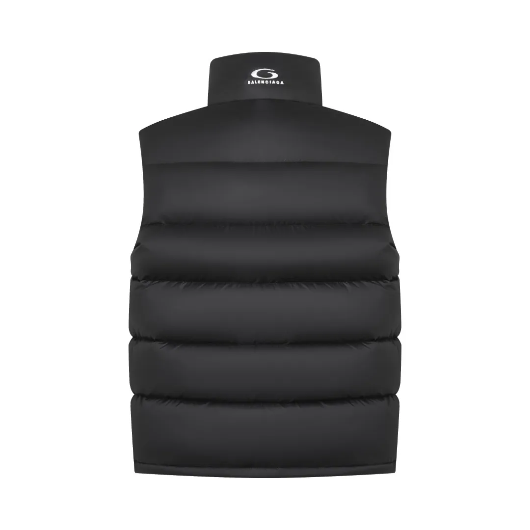 🅿️760 [Exclusive supply] BLCG 25FW back collar hoop embroidered down vest. The fabric is made of technical tear-resistant fabric, which ensures the durability and safety of the clothing in outdoor sports such as skiing, and effectively prevents damage caused by accidental tearing. High Stand Collar Design The unique high stand collar design provides better neck warmth and enhances head warmth and comfort. The ample pocket design is equipped with multiple pockets, which not only facilitates the storage of various small items needed for skiing, but also increases the practicality and convenience of clothing. Waterproof and Warmth Performance The specially treated fabric has good waterproof properties and can keep the interior dry even in rain or snow. At the same time, the filling is made of high-quality materials to ensure excellent warmth retention. As the first down product produced by Balenciaga, it shows its unique fashion charm. Balenciaga's ultimate pursuit of details is also reflected in this down jacket. Whether it is the choice of zippers, buttons or other accessories, it reflects the brand's exquisite craftsmanship and high quality requirements. Size:S-M-L-XL