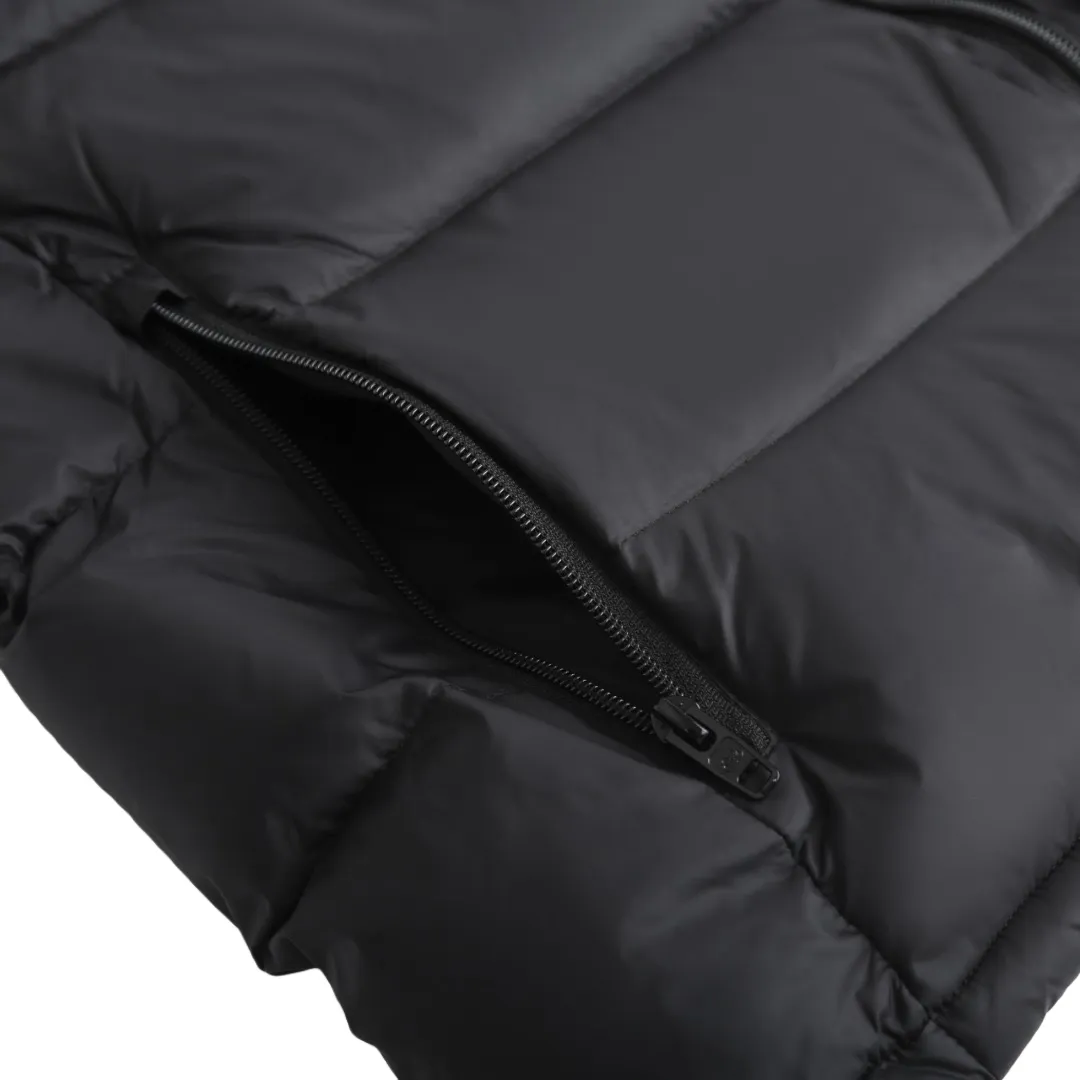 🅿️760 [Exclusive supply] BLCG 25FW back collar hoop embroidered down vest. The fabric is made of technical tear-resistant fabric, which ensures the durability and safety of the clothing in outdoor sports such as skiing, and effectively prevents damage caused by accidental tearing. High Stand Collar Design The unique high stand collar design provides better neck warmth and enhances head warmth and comfort. The ample pocket design is equipped with multiple pockets, which not only facilitates the storage of various small items needed for skiing, but also increases the practicality and convenience of clothing. Waterproof and Warmth Performance The specially treated fabric has good waterproof properties and can keep the interior dry even in rain or snow. At the same time, the filling is made of high-quality materials to ensure excellent warmth retention. As the first down product produced by Balenciaga, it shows its unique fashion charm. Balenciaga's ultimate pursuit of details is also reflected in this down jacket. Whether it is the choice of zippers, buttons or other accessories, it reflects the brand's exquisite craftsmanship and high quality requirements. Size:S-M-L-XL