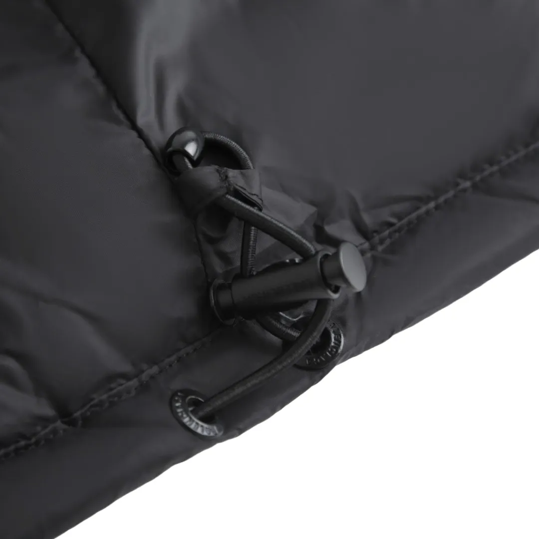 🅿️760 [Exclusive supply] BLCG 25FW back collar hoop embroidered down vest. The fabric is made of technical tear-resistant fabric, which ensures the durability and safety of the clothing in outdoor sports such as skiing, and effectively prevents damage caused by accidental tearing. High Stand Collar Design The unique high stand collar design provides better neck warmth and enhances head warmth and comfort. The ample pocket design is equipped with multiple pockets, which not only facilitates the storage of various small items needed for skiing, but also increases the practicality and convenience of clothing. Waterproof and Warmth Performance The specially treated fabric has good waterproof properties and can keep the interior dry even in rain or snow. At the same time, the filling is made of high-quality materials to ensure excellent warmth retention. As the first down product produced by Balenciaga, it shows its unique fashion charm. Balenciaga's ultimate pursuit of details is also reflected in this down jacket. Whether it is the choice of zippers, buttons or other accessories, it reflects the brand's exquisite craftsmanship and high quality requirements. Size:S-M-L-XL